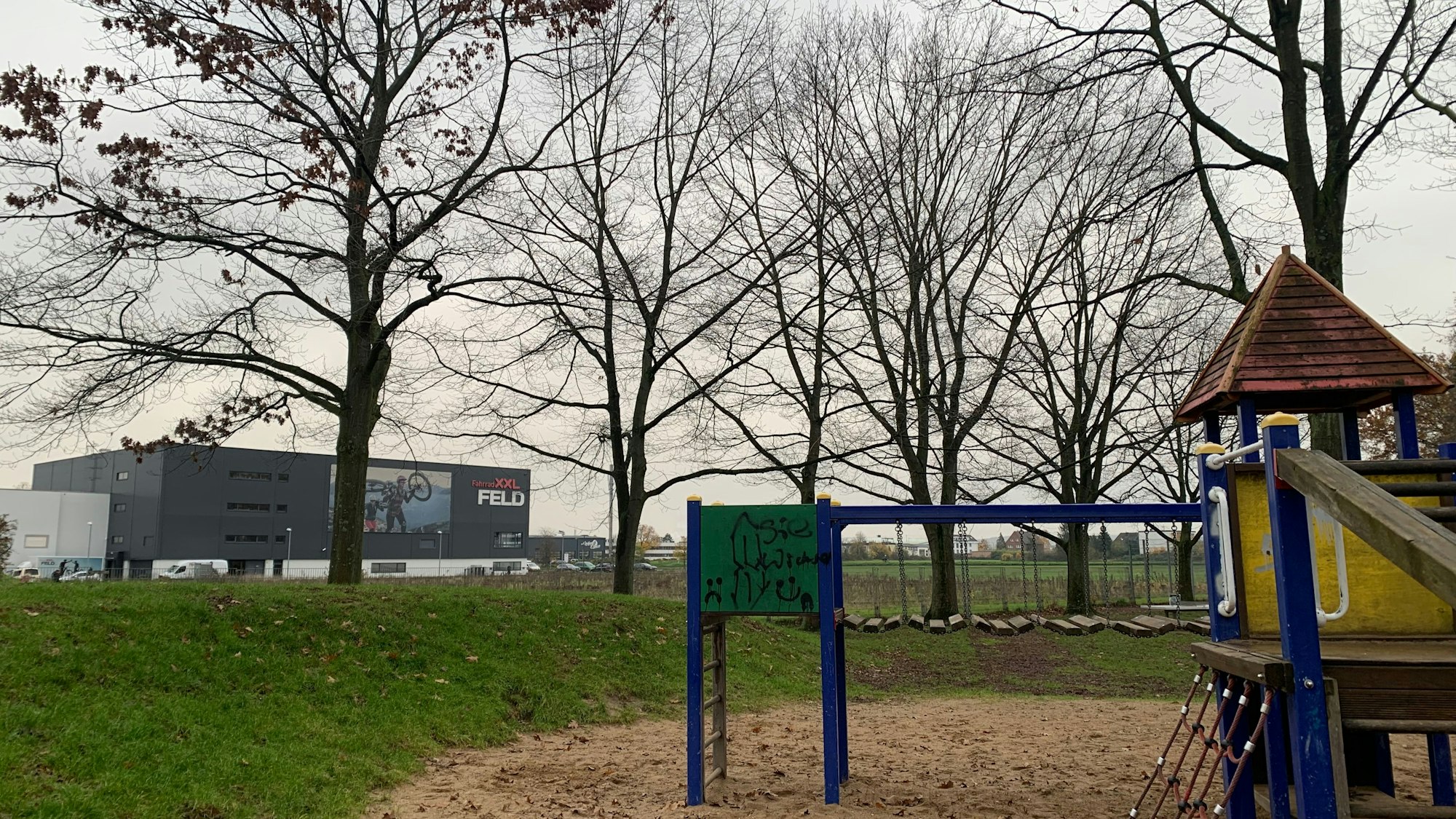 Blick auf den Spielplatz neben dem geplanten Neubau. Gut zu erkennen sind die Bäume.