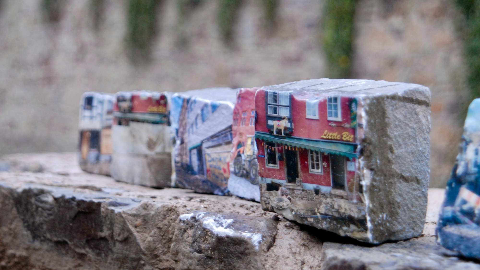 Einige Pflastersteine sind mit Motiven zur Flutkatastrophe in Bad Münstereifel bemalt.