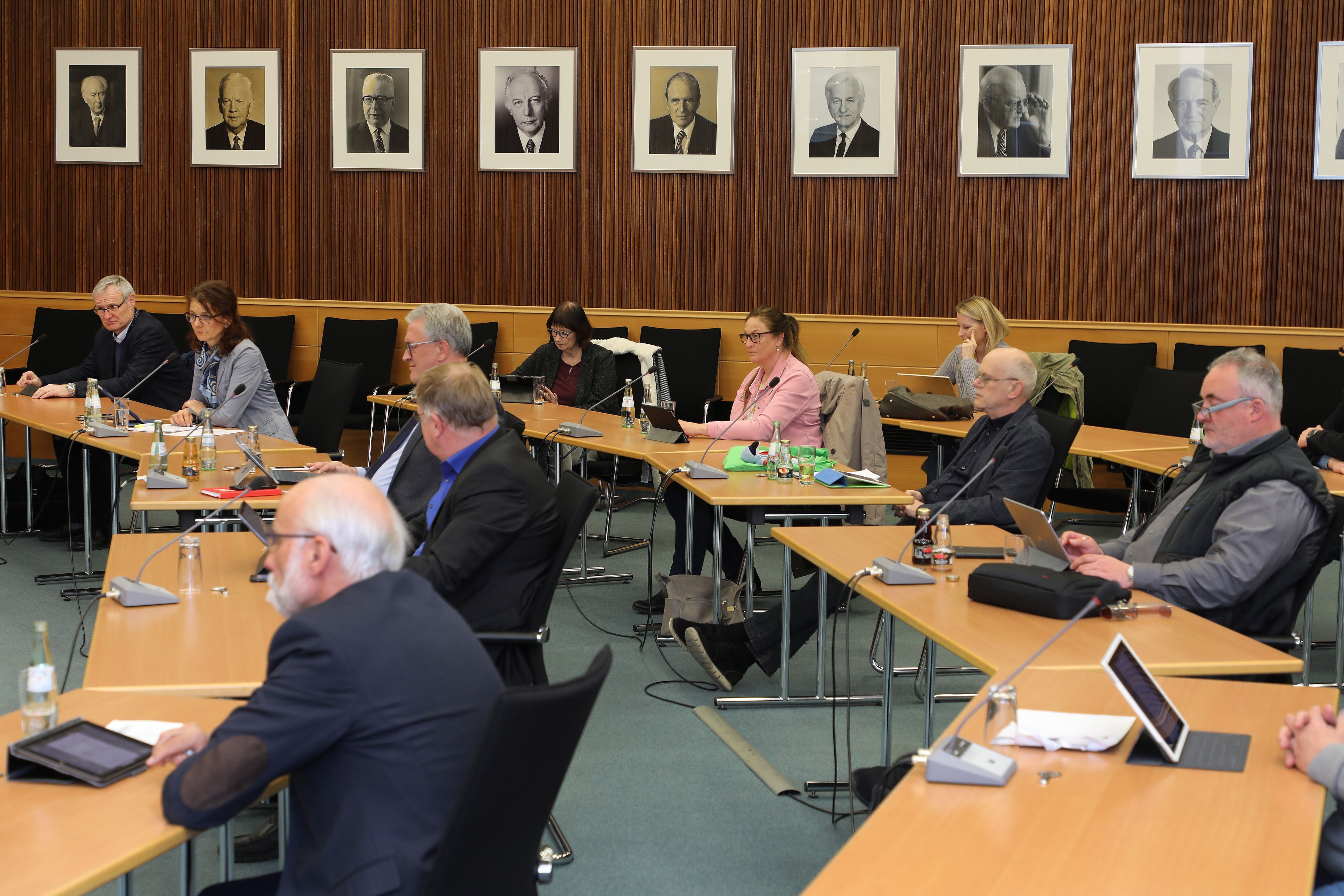 Rhein-Berg, Bergisch Gladbach, Heidkamp, Kreishaus, großer Sitzungssaal, gemeinsame Sitzung von Kreisausschuss und Ältestenrat unter Corona-Bedingungen.