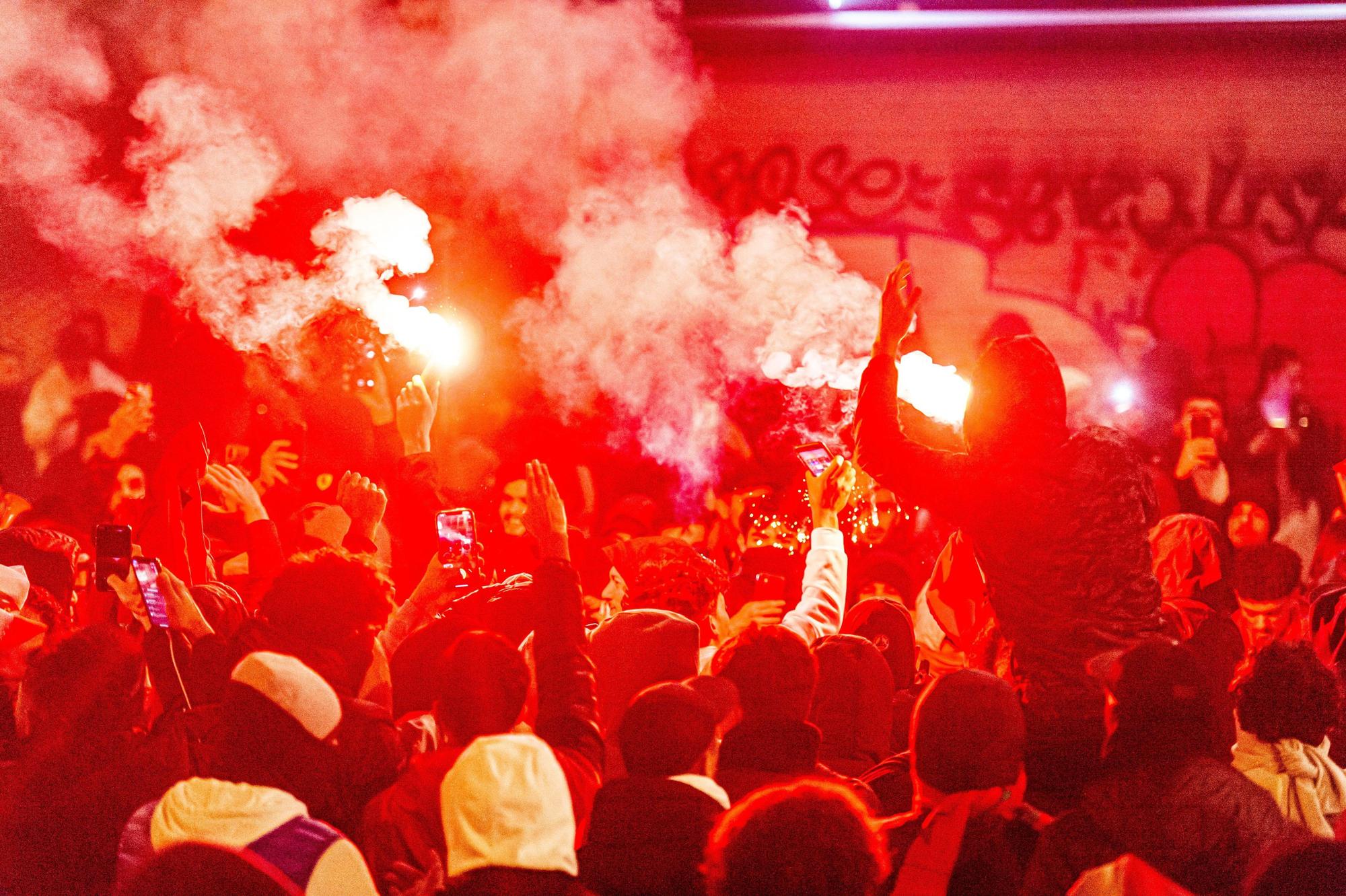 Marokkanische Fans bejubeln den Sieg ihrer Mannschaft im Spiel gegen Kanada.