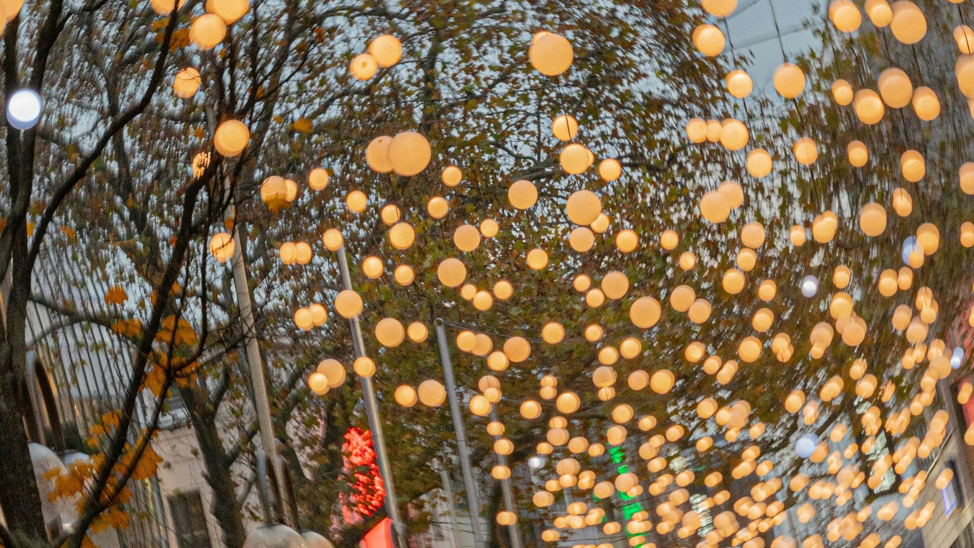 Leuchtende Kugeln hängen auf der Schildergasse in Köln.