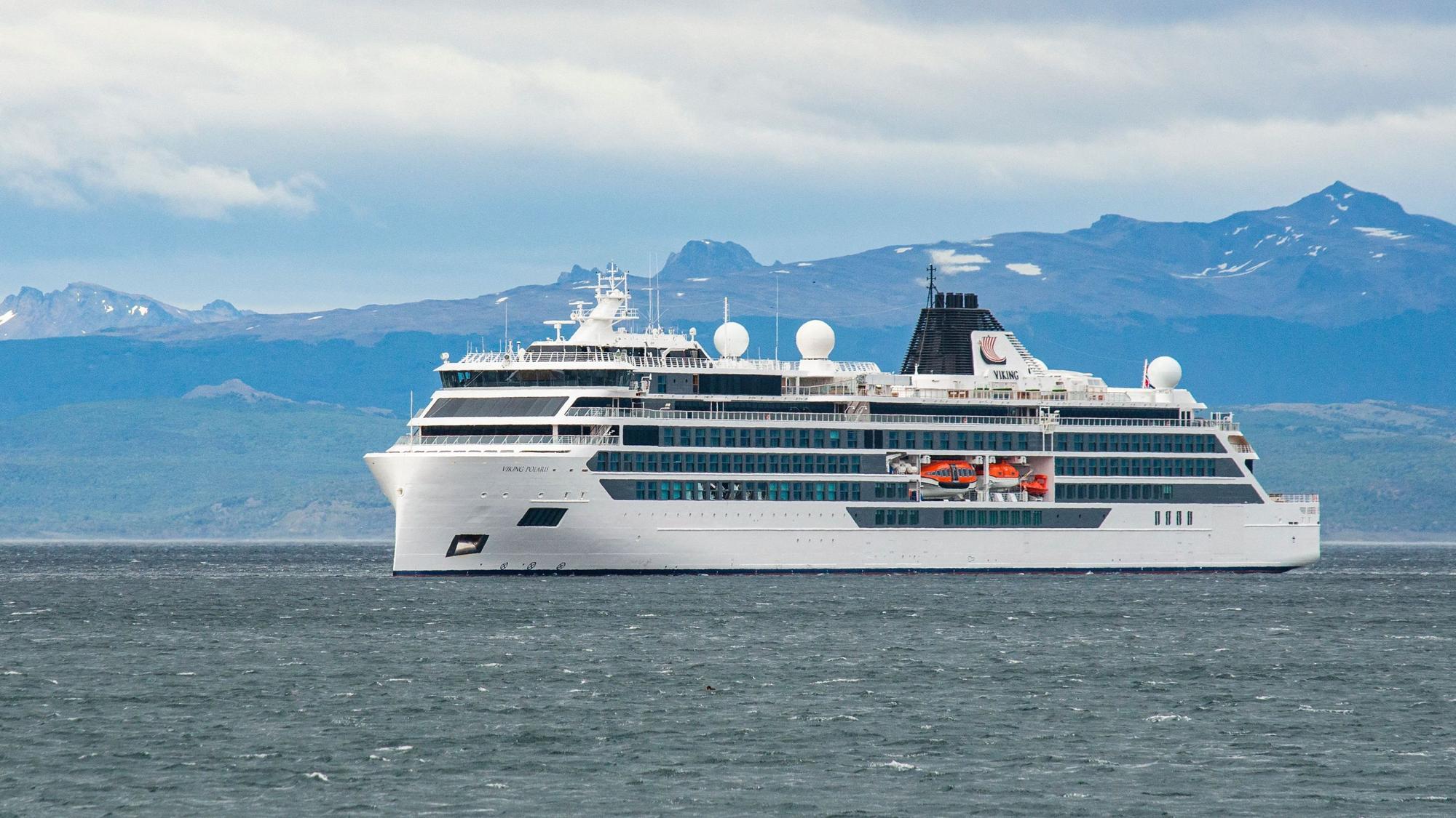 Die beschädigte „Viking Polaris“ liegt vor Anker.