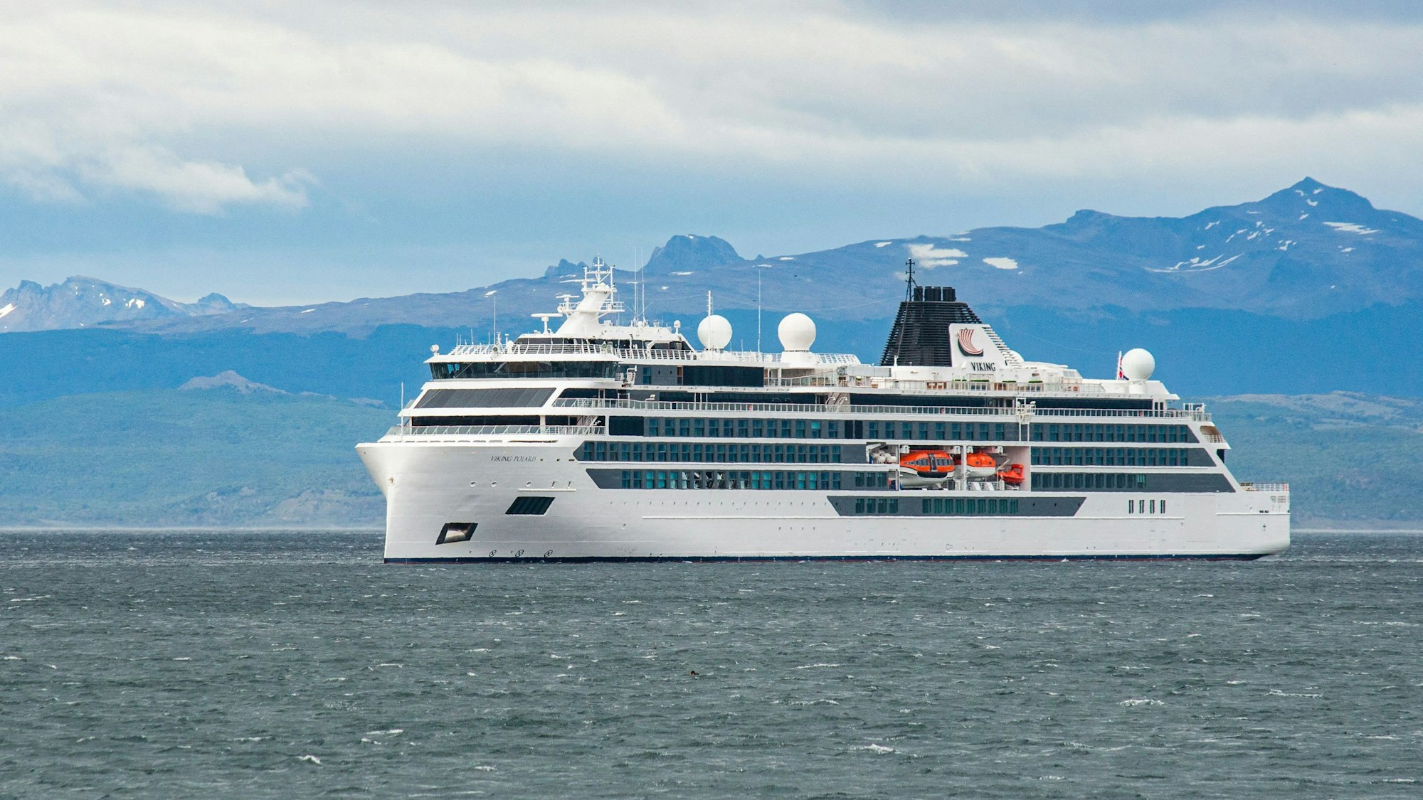 Die beschädigte „Viking Polaris“ liegt vor Anker.