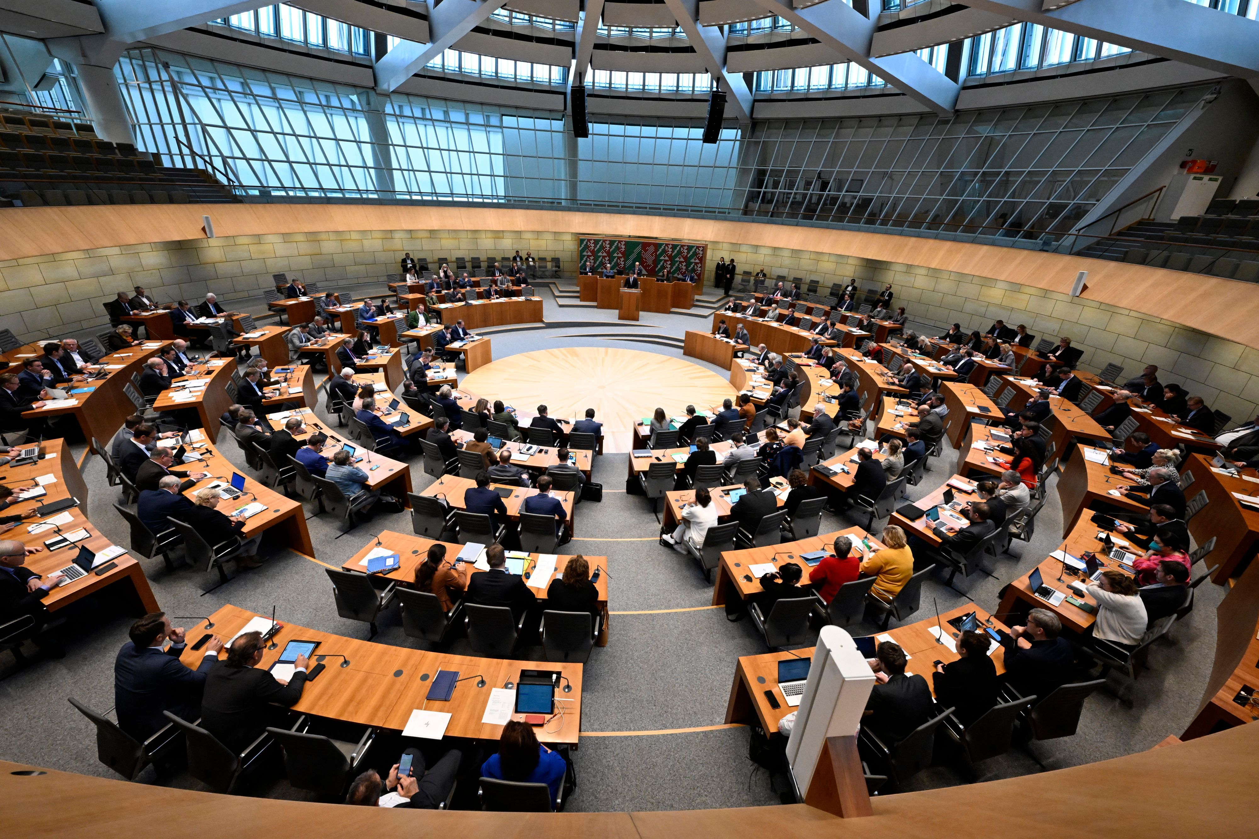 Hendrik Wüst (CDU), Ministerpräsident von Nordrhein-Westfalen, spricht während Plenarsitzung im Plenum des Landtages.