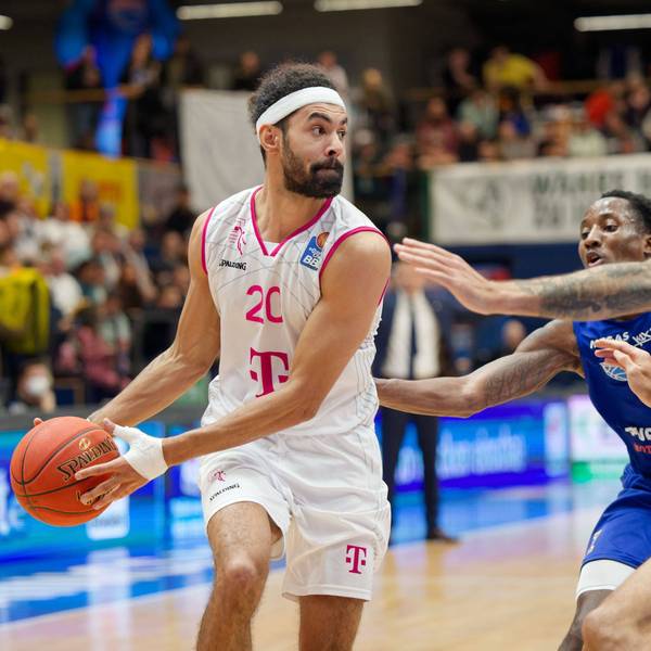 Bonns Jeremy Morgan (l.) hält Kris Clyburn und den Ex-Bonner Martin Breunig davon ab, den Ball zu erobern.