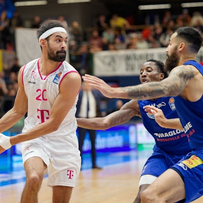 Bonns Jeremy Morgan (l.) hält Kris Clyburn und den Ex-Bonner Martin Breunig davon ab, den Ball zu erobern.