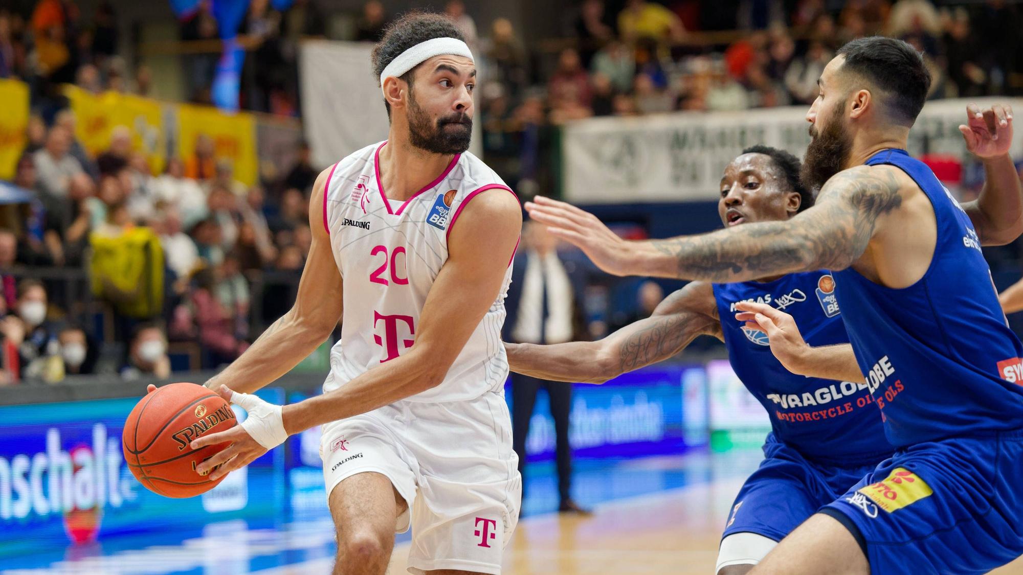 Bonns Jeremy Morgan (l.) hält Kris Clyburn und den Ex-Bonner Martin Breunig davon ab, den Ball zu erobern.