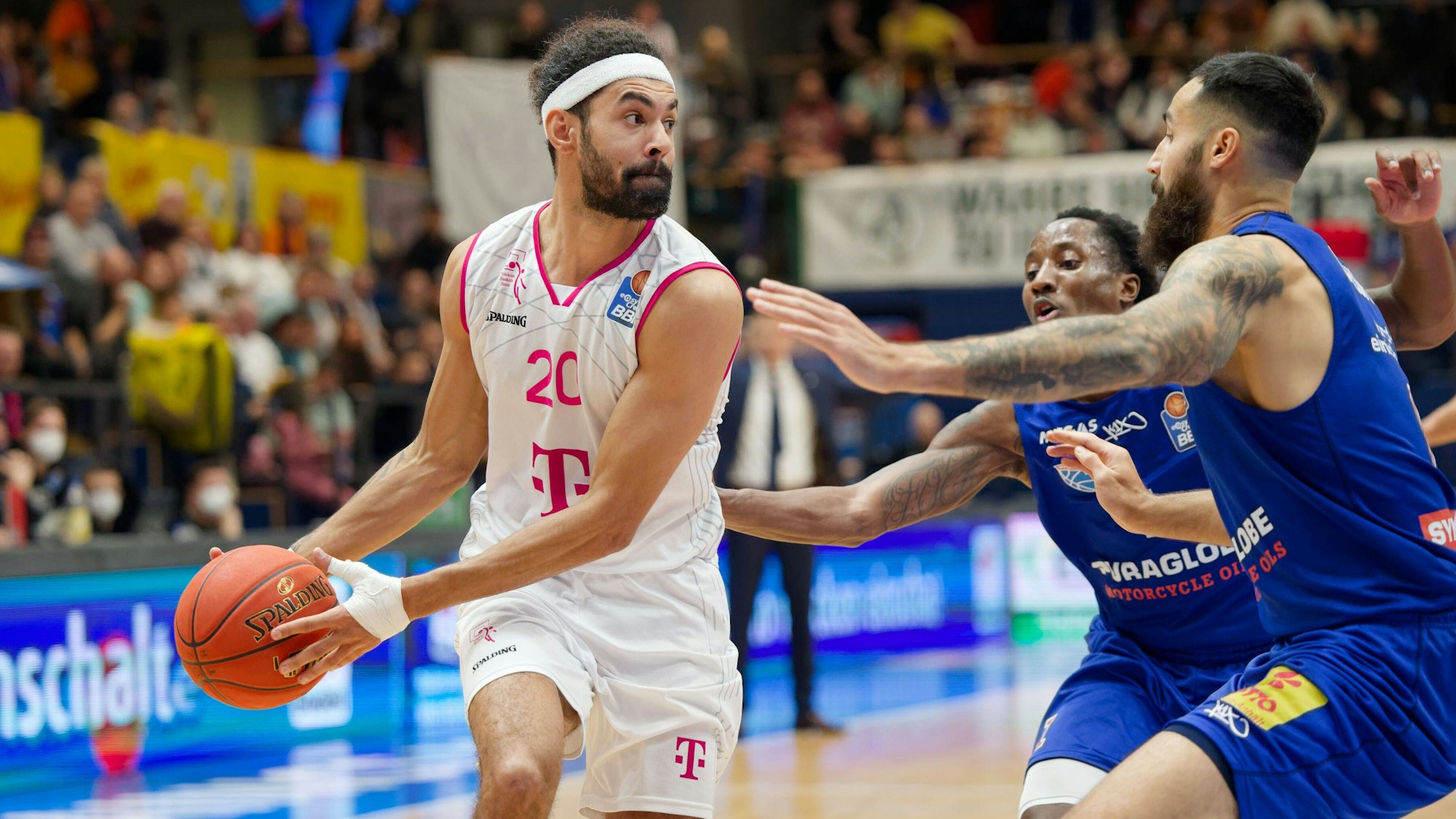 Bonns Jeremy Morgan (l.) hält Kris Clyburn und den Ex-Bonner Martin Breunig davon ab, den Ball zu erobern.