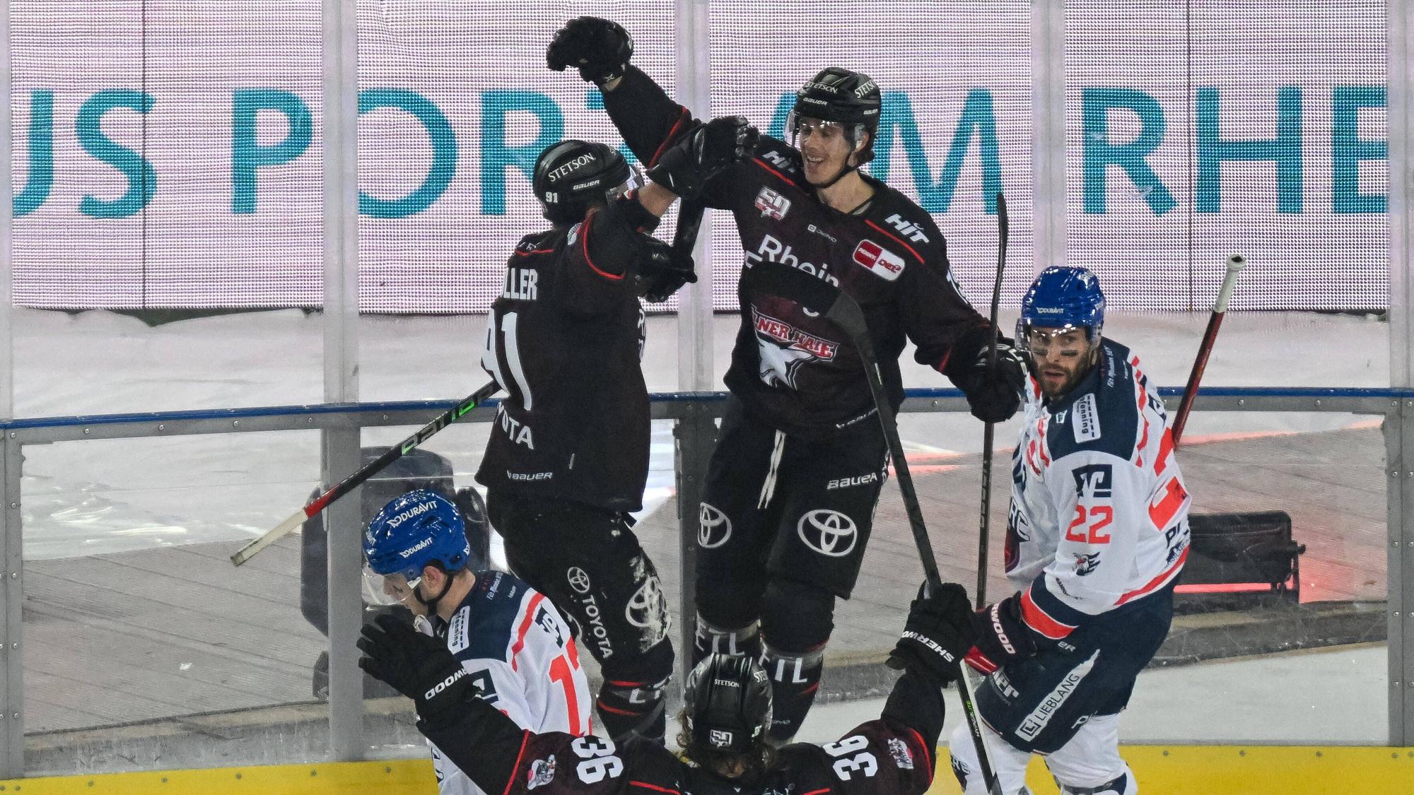 Louis-Marc Aubry von den Haien reisst nach seinem Tor zum 2:0 jubelnd die Arme hoch.