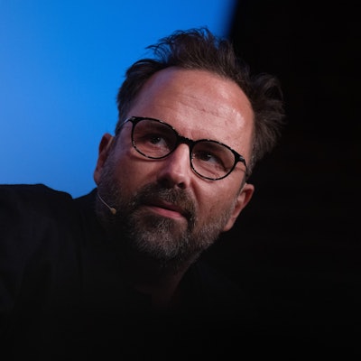 Kurt Krömer sitzt im Rahmen des Literaturfestivals Lit.Cologne auf der Bühne in den Balloni Hallen.