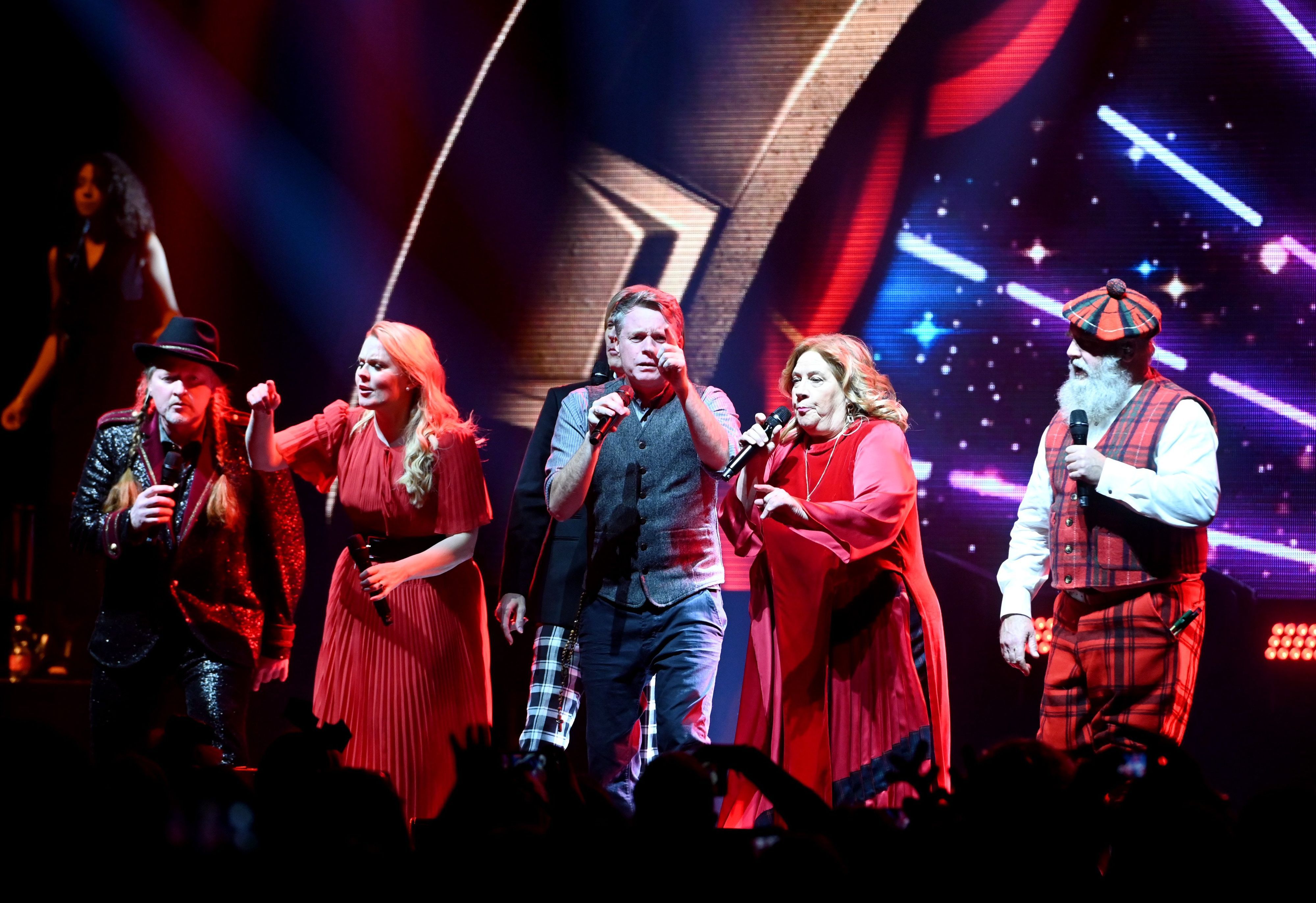 Joey (l-r), Patricia, John (verdeckt), Jimmy, Kathy und Paul Kelly von der Kelly Family während dem Tour-Auftakt der «Mega Christmas-Show».