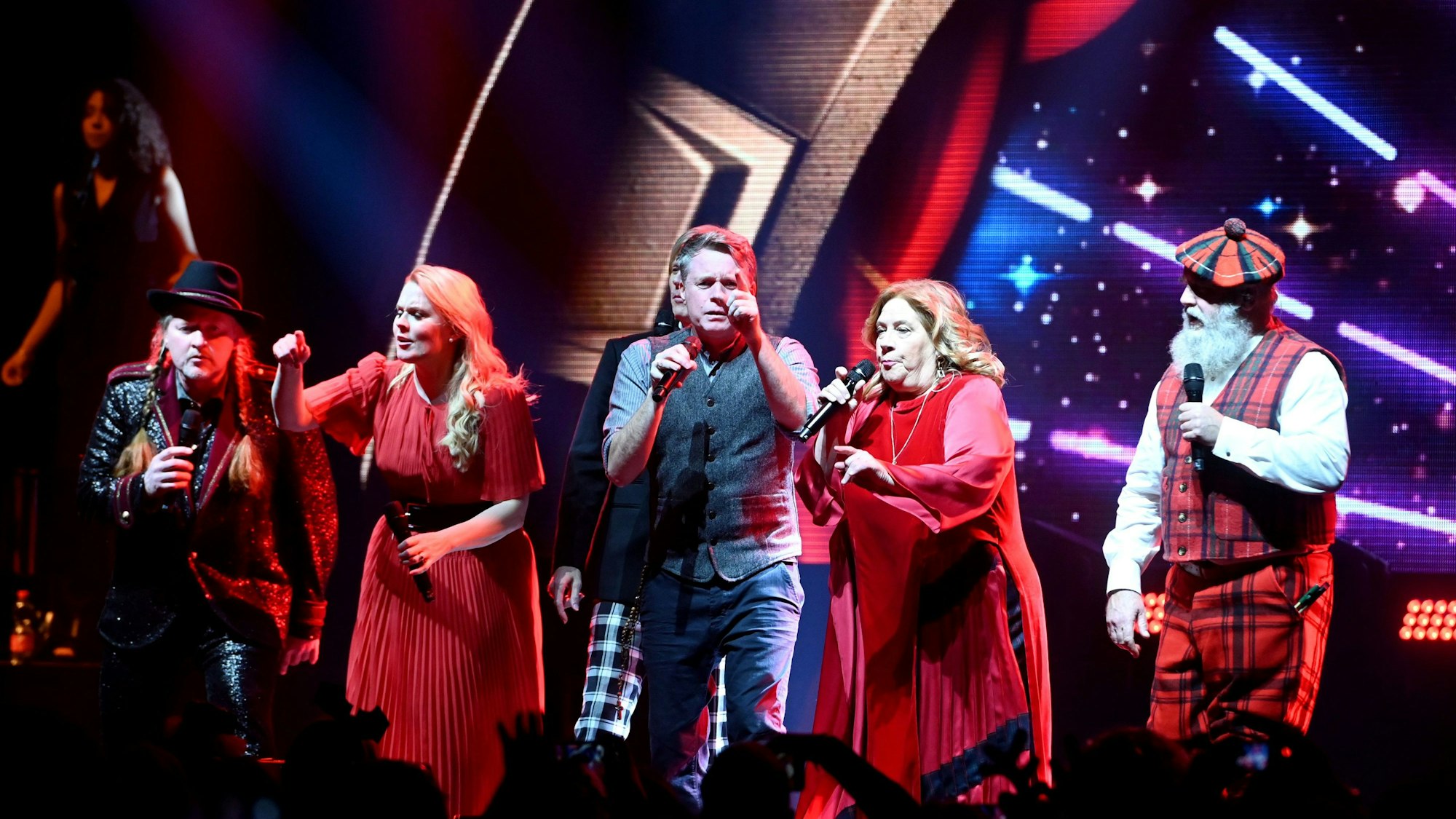 Joey (l-r), Patricia, John (verdeckt), Jimmy, Kathy und Paul Kelly von der Kelly Family während dem Tour-Auftakt der «Mega Christmas-Show».