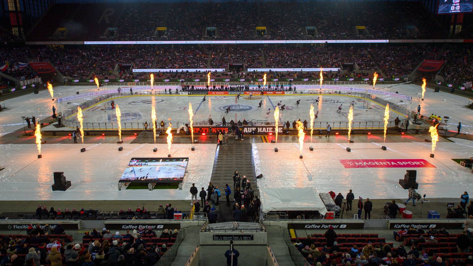 03.12.2022, Nordrhein-Westfalen, Köln: Eishockey: DEL, Kölner Haie - Adler Mannheim, Hauptrunde, 27. Spieltag, DEL Winter Game 2022 im RheinEnergieSTADION: Blick über die Arena. Foto: Christopher Neundorf/Kirchner-Media/dpa +++ dpa-Bildfunk +++