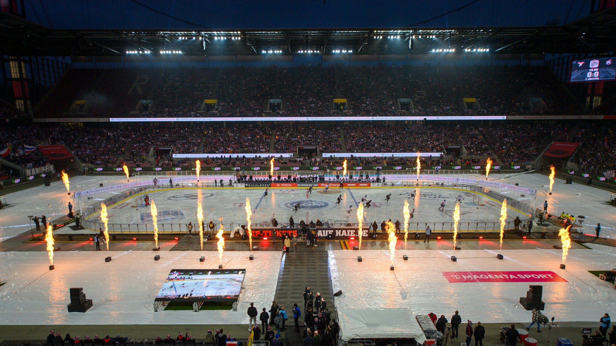 03.12.2022, Nordrhein-Westfalen, Köln: Eishockey: DEL, Kölner Haie - Adler Mannheim, Hauptrunde, 27. Spieltag, DEL Winter Game 2022 im RheinEnergieSTADION: Blick über die Arena. Foto: Christopher Neundorf/Kirchner-Media/dpa +++ dpa-Bildfunk +++