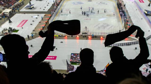Fans auf der Tribüne des Rheinenergiestadion beim Winter Game der Deutschen Eishockey Liga