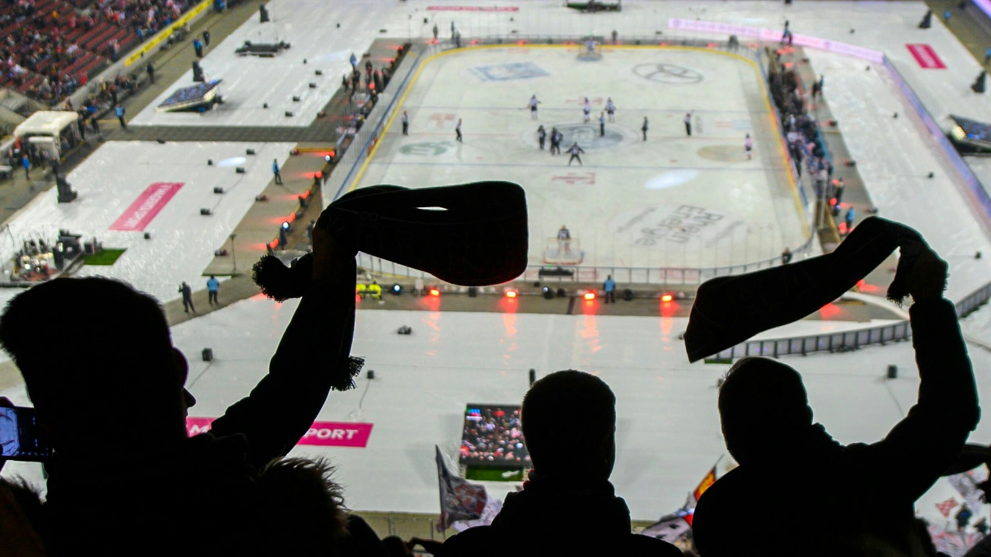 Fans auf der Tribüne des Rheinenergiestadion beim Winter Game der Deutschen Eishockey Liga