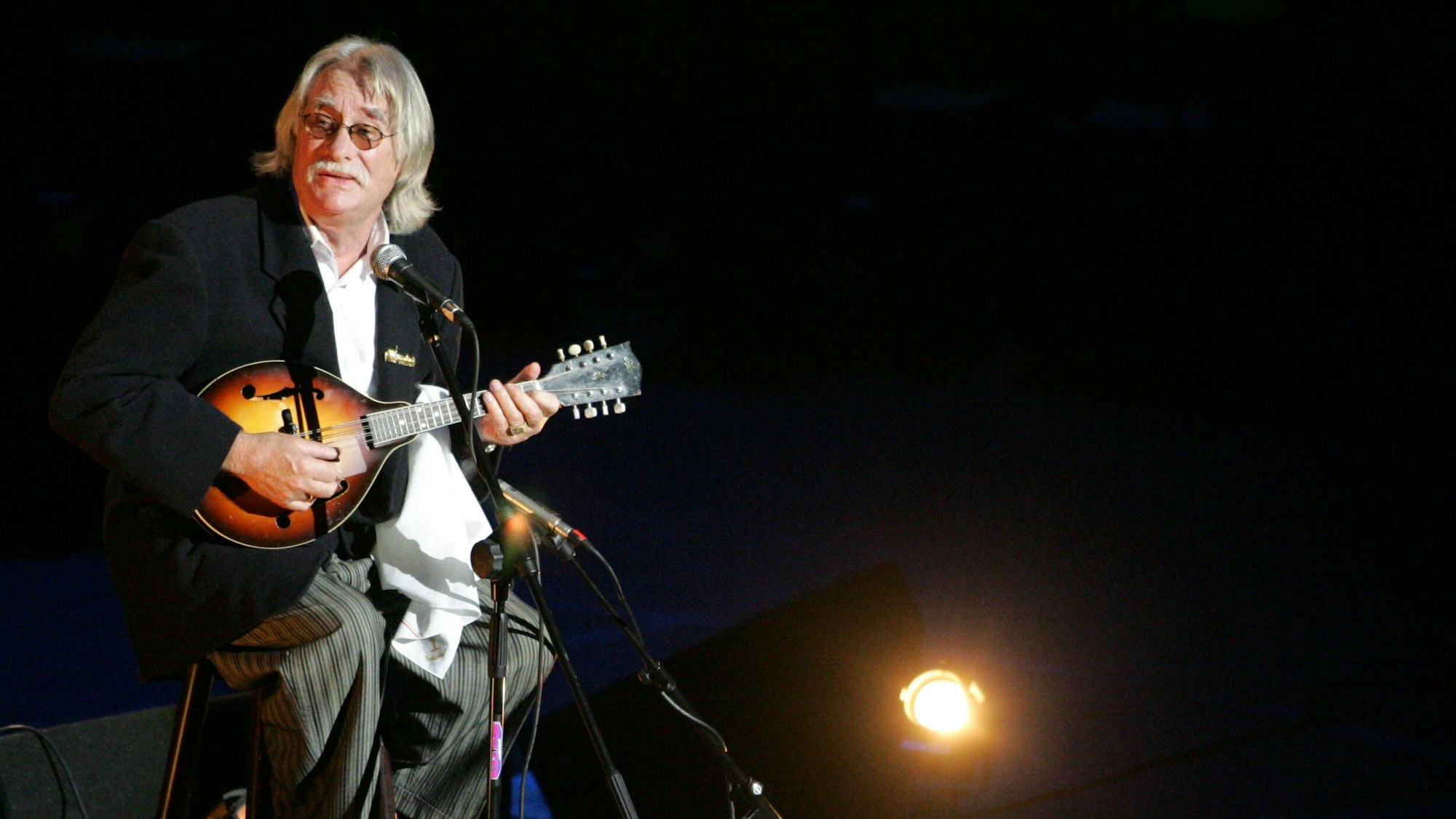 Hans Süper auf der Bühne bei einem Konzert der Bläck Fööss