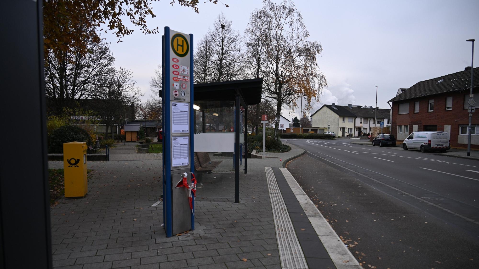 An einer Bushaltestelle sind noch Reste eines Absperrbandes zu sehen.