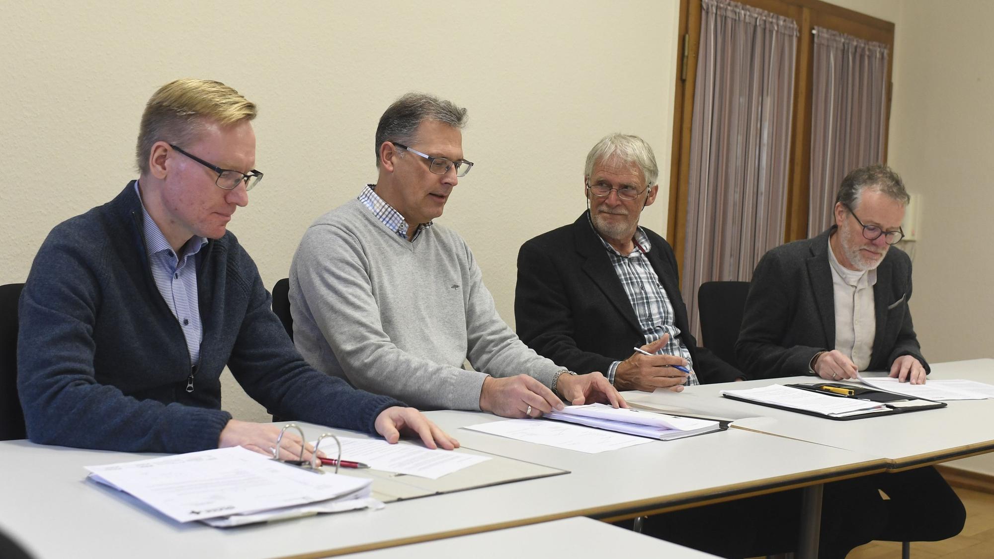 Am Tisch sitzen Paul Karle, Ordnungsamt Zülpich (v.l.), Bürgermeister Ulf Hürtgen, Katastrophenschutzexperte Manfred Riediger und Werner Lorse, ebenfalls vom Ordnungsamt Zülpich.