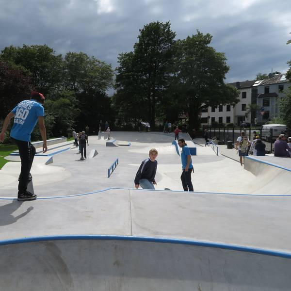 Der Skatepark in Köln ist eine große barrierefreie Betonlandschaft mit verschiedenen Elementen.