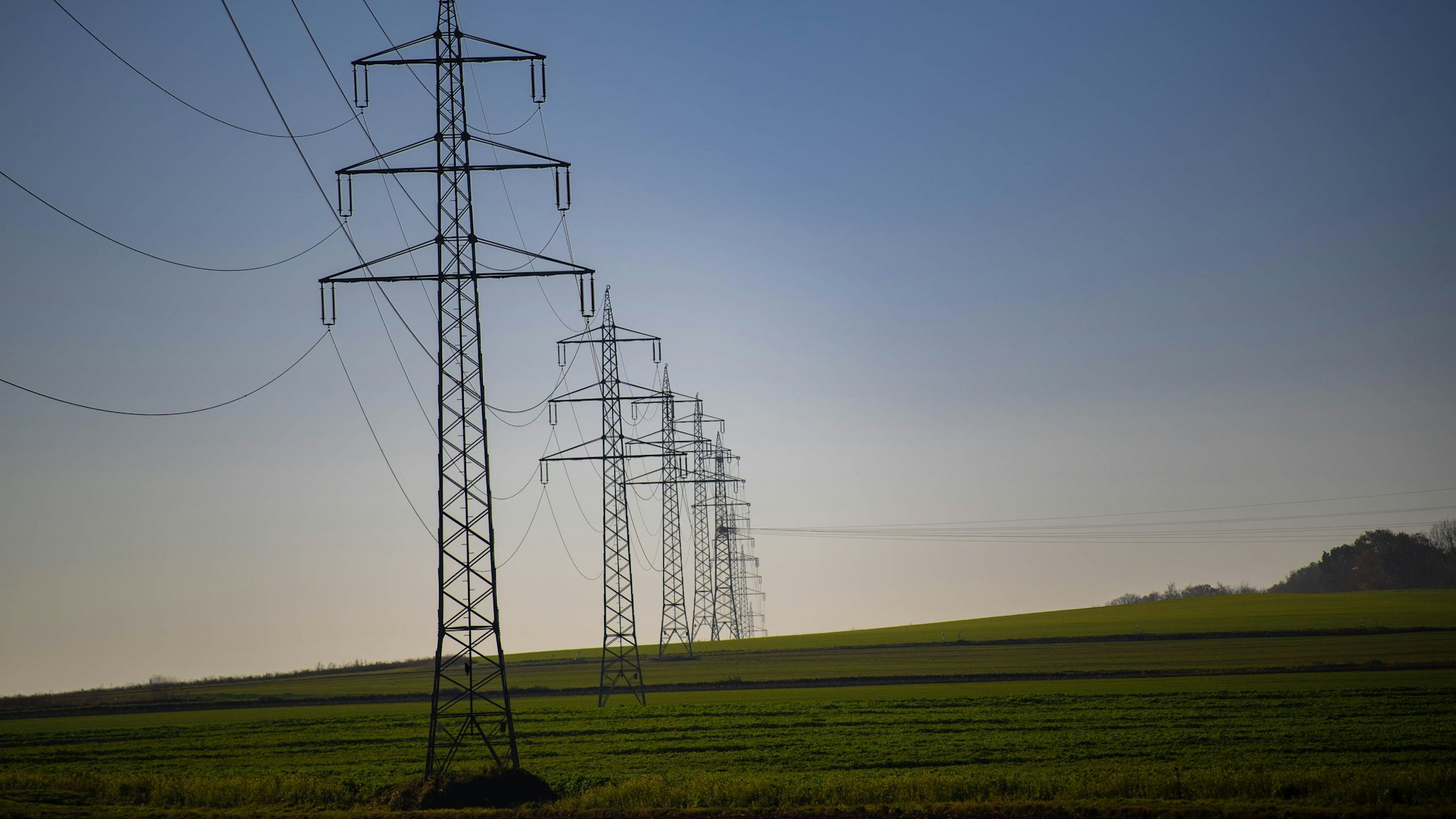 Das Bild zeigt eine Stromleitung im ländlichen Gebiet.