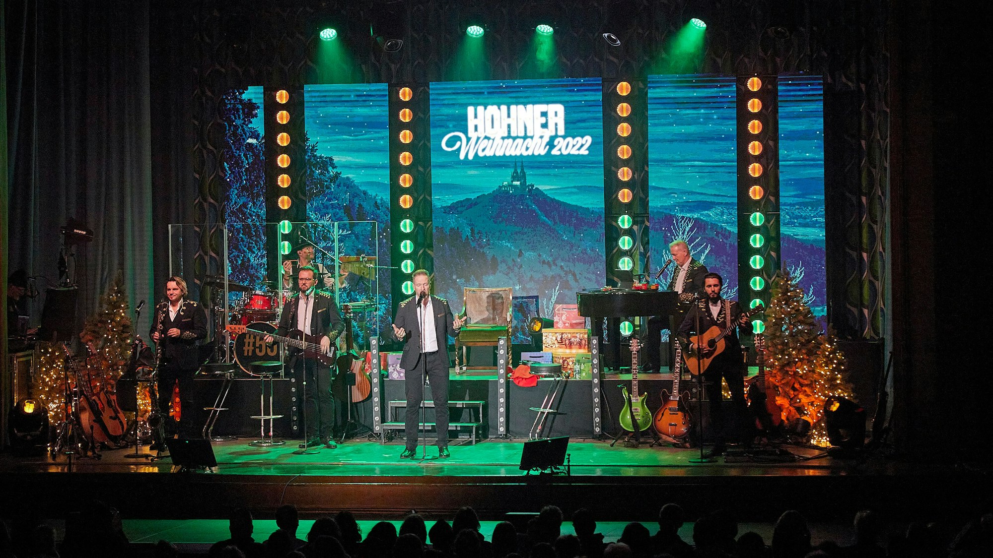 Die Höhner gaben ein Konzert im weihnachtlich geschmückten Kino in Vogelsang.