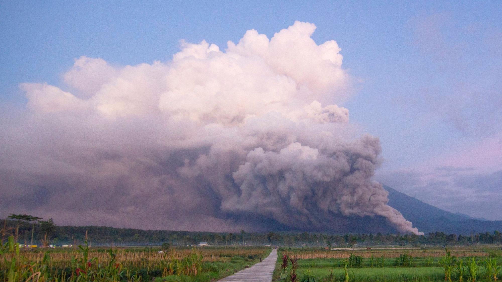 Rauch steigt nach dem Ausbruch des Vulkans Semeru auf.