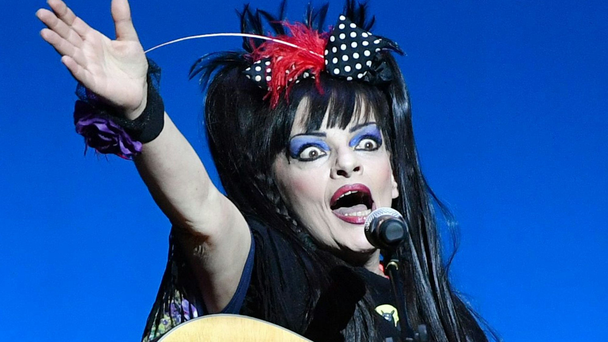 Nina Hagen singt am 02.07.2017 in Berlin auf der Bühne im Berliner Ensemble.