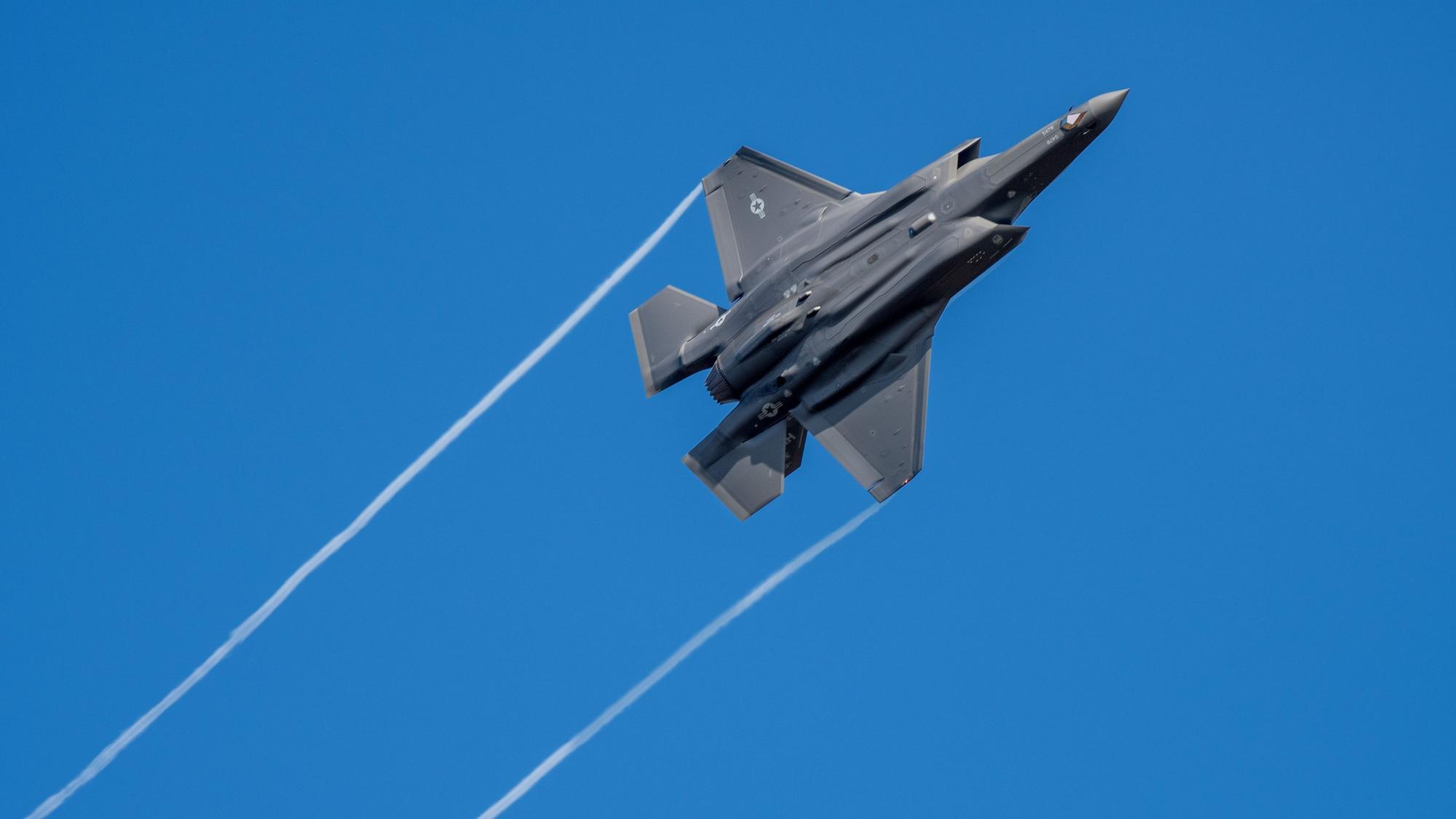 Ein US-Kampfflugzeug vom Typ F-35 fliegt über der Eifel bei Spangdahlem.