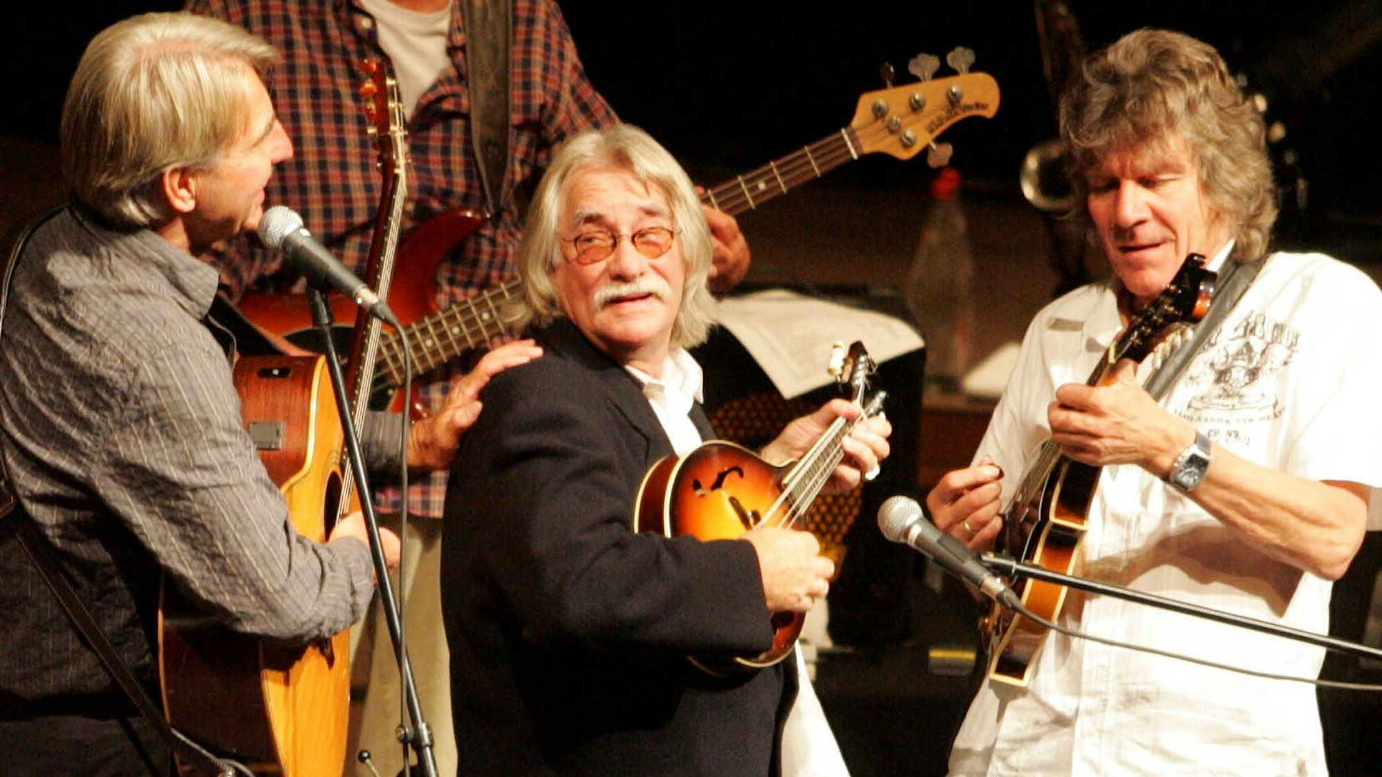 Hans Süper spielt mit den Bläck Fööss auf der Bühne