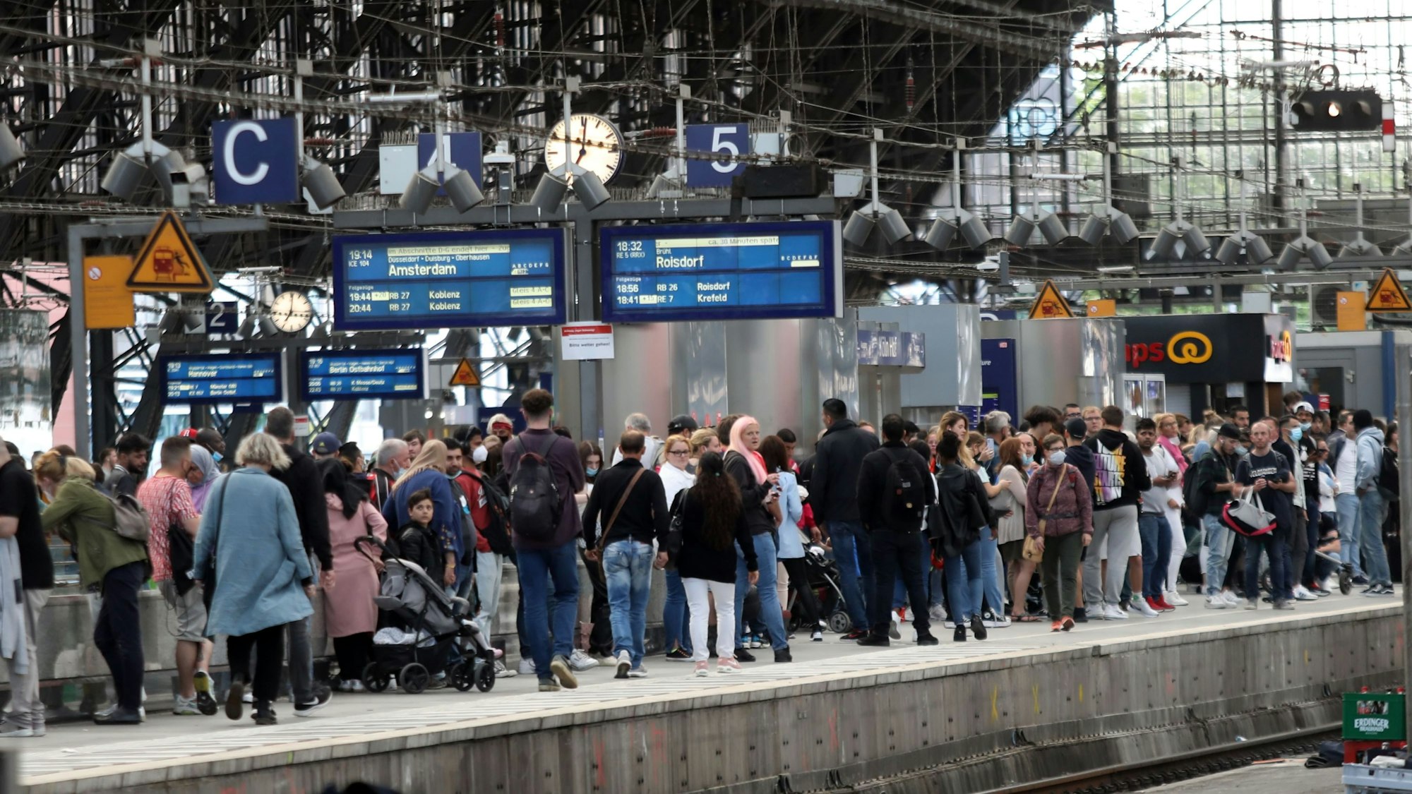 06.06.2022, Köln: Überfüllter Gleis 5 am Hauptbahnhof Fahrgäste warten auf ihre Zugverbindung. Foto: Arton Krasniqi