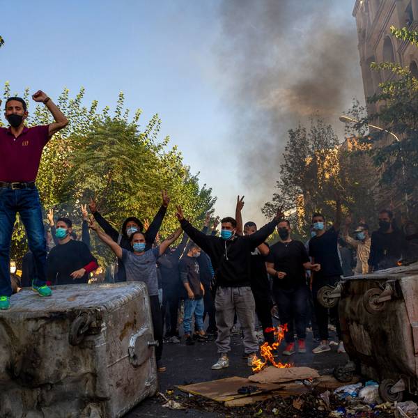 Brennende Gegenstände und Iraner, die nach dem Tod der 22-jährigen Mahsa Amini in Haft der Sittenpolizei gegen das Regime protestieren (Archivbild)