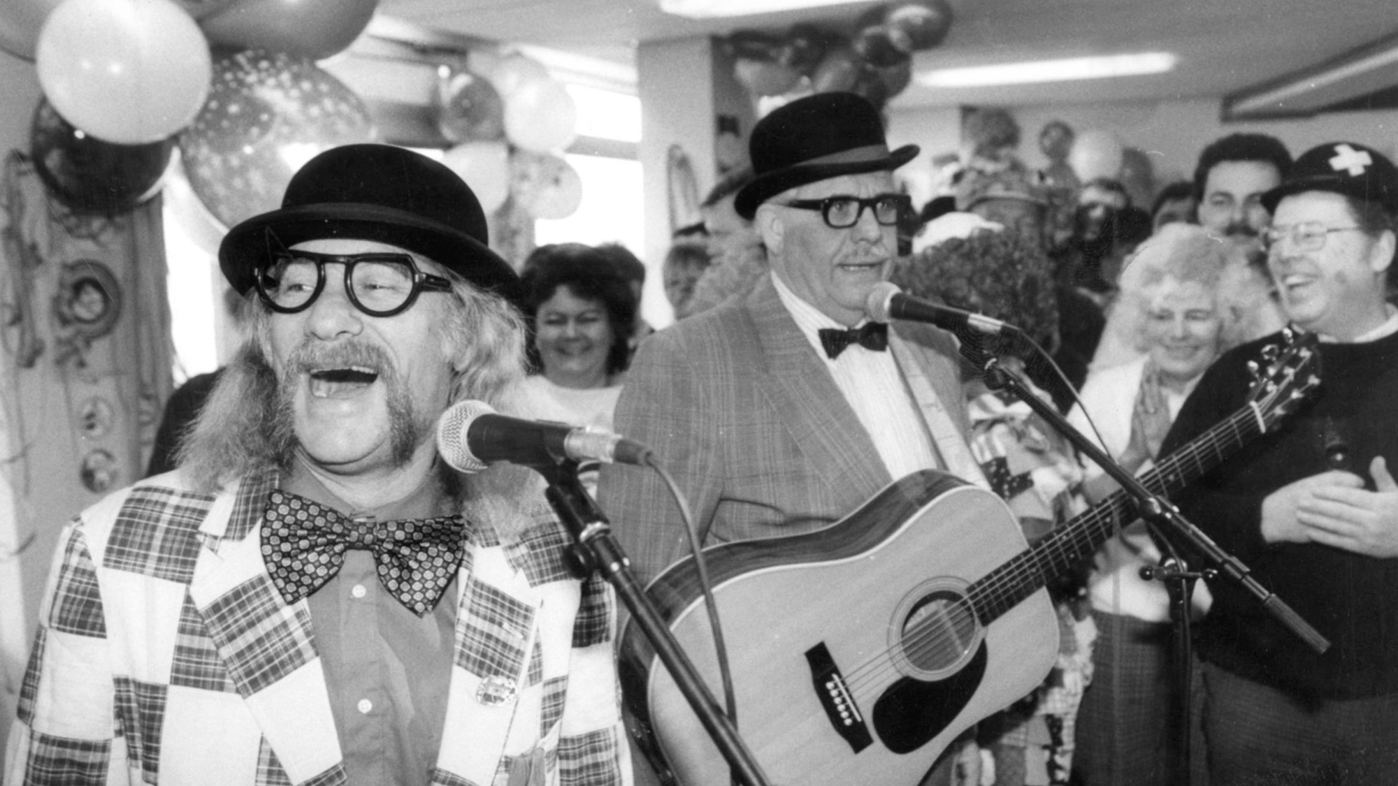 Hans Süper (l.) und Hans Zimmermann, bei einem Karnevalsauftritt in der Rundschau.
