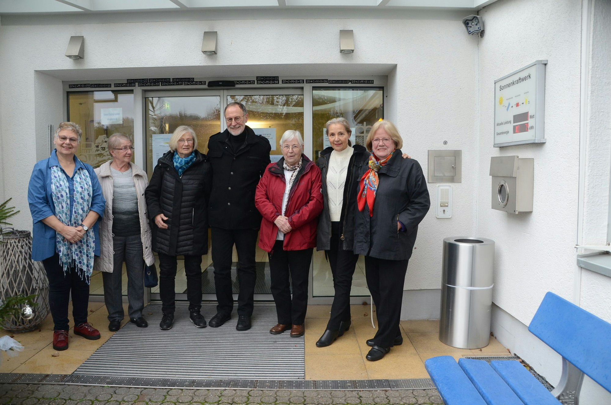 Der ehrenamtliche Altenheim-Besuchsdienst steht vor dem Evangelischen Altenheim Wahlscheid.