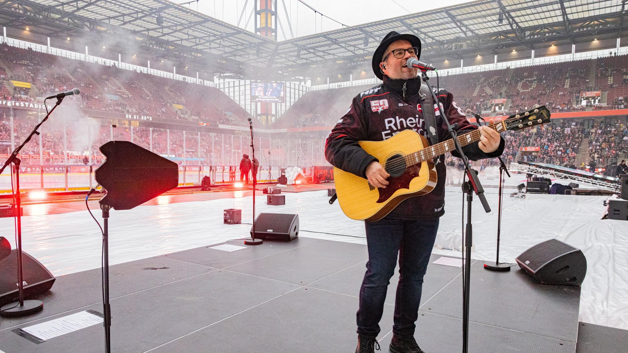 Im Dezember trat Björn Heuser bei einem Mitsingkonzert am Rande eines Ligaspiels der Kölner Haie im Stadion auf. Nun wird „Kölle singt“ am 1. Oktober in der Arena stattfinden.