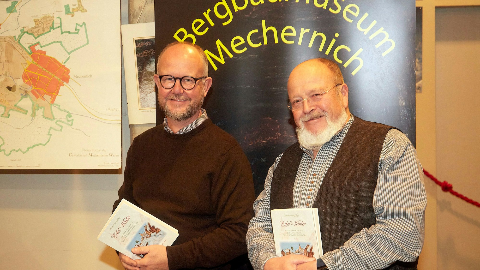 Ralf Kramp (l.) und Manfred Lang haben das neue Buch vorgestellt. Sie stehen nebeneinander und halten das Buch in ihren Händen.