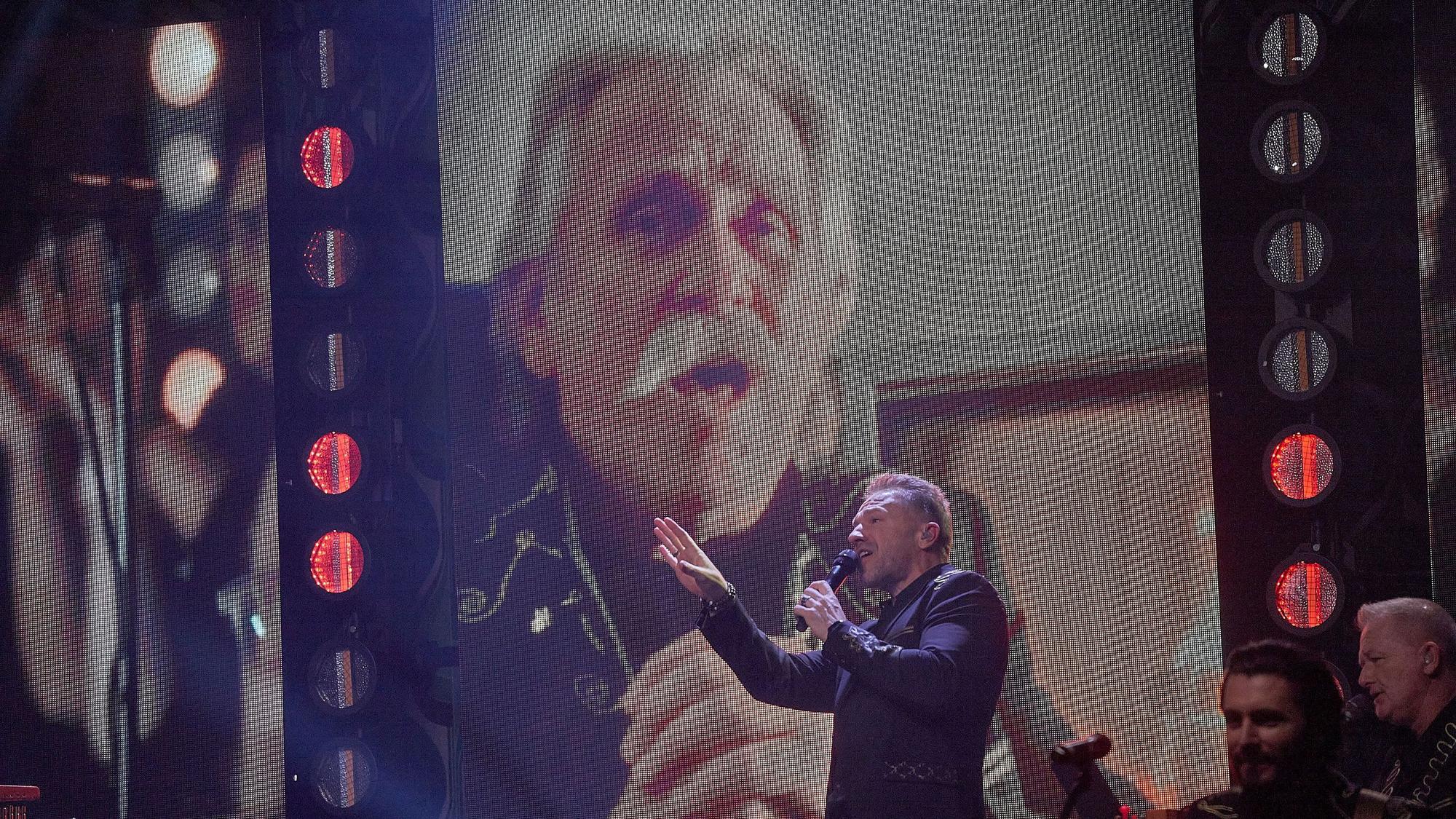 Henning Krautmacher ist auf der Videoleinwand zu sehen. Er singt im Duett mit seinem Nachfolger Patrick Lück (vorne).