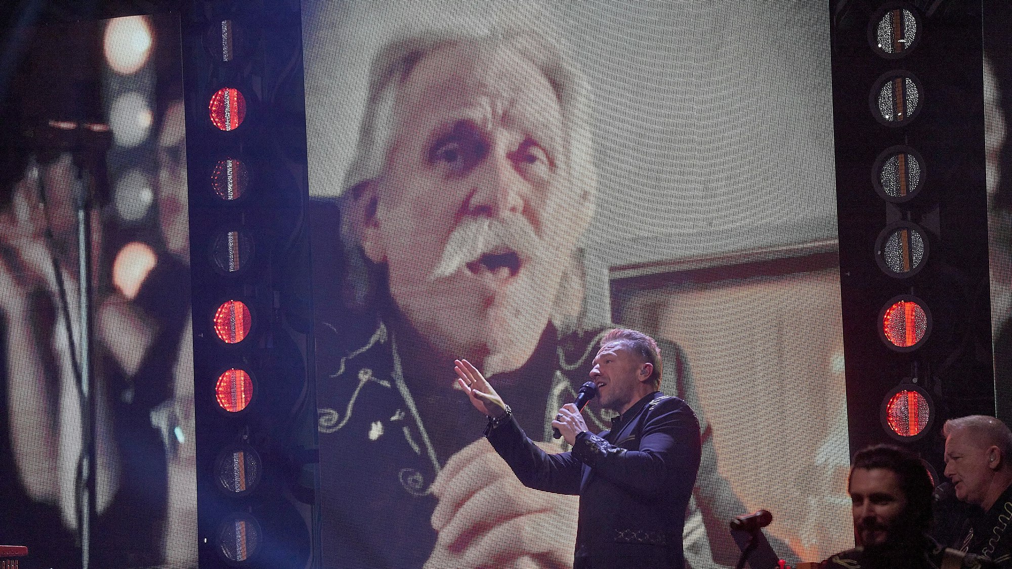 Henning Krautmacher ist auf der Videoleinwand zu sehen. Er singt im Duett mit seinem Nachfolger Patrick Lück (vorne).