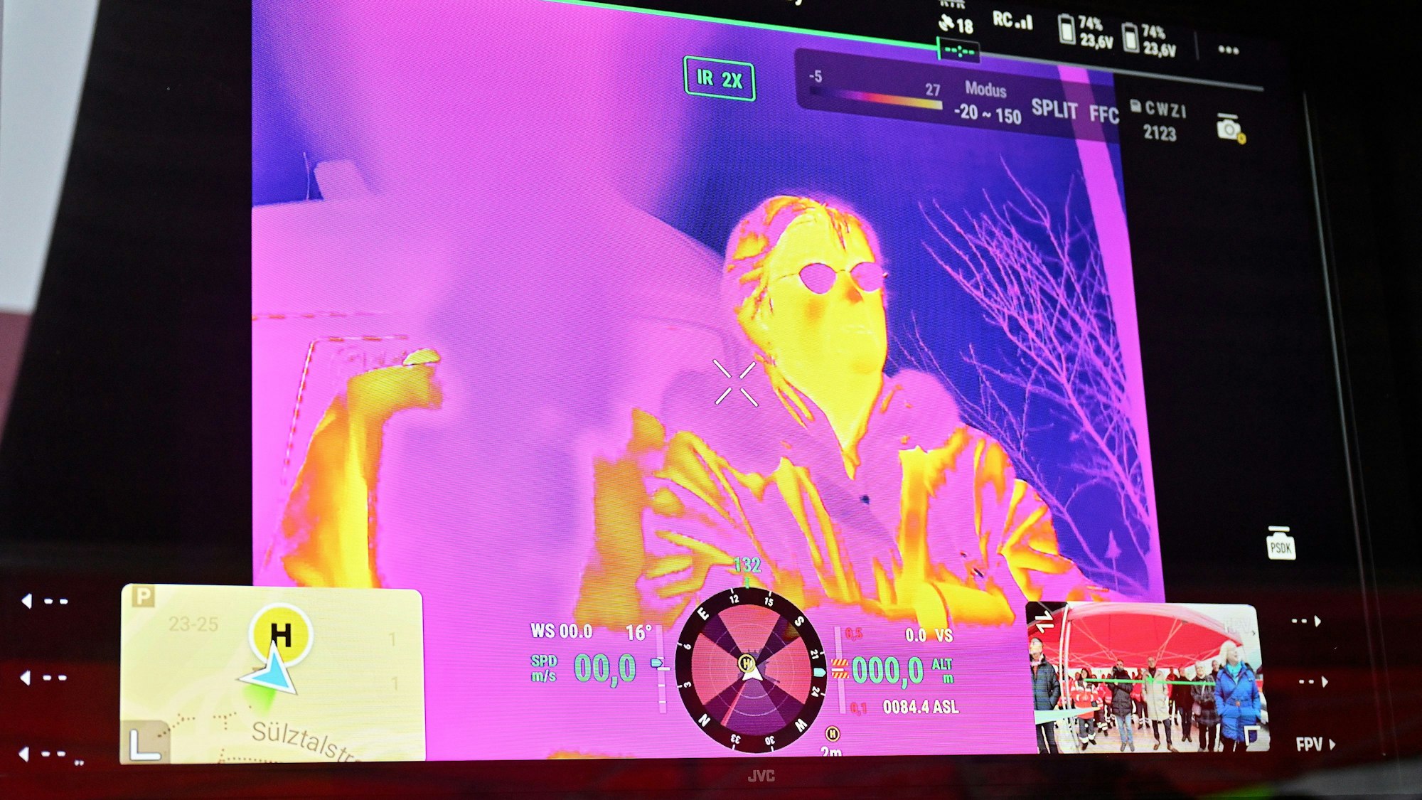 Auf einem Bildschirm ist ein Wärmebild zu sehen, in dem unterschiedliche Temperaturen durch unterschiedliche Farben dargestellt werden.