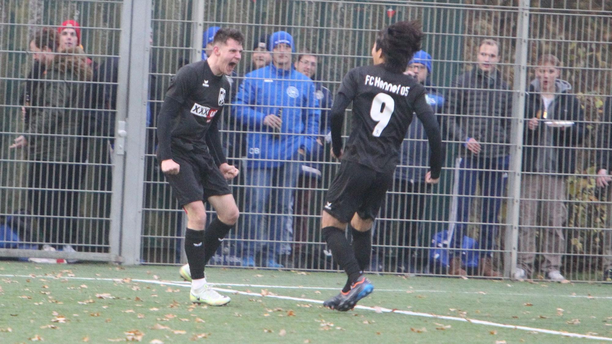 Louis Klapperich (links) vom FC Hennef 05 schreit seine Freude über den Treffer zum 2:0 heraus, sein Mitspieler Kanata Todate eilt herbei.