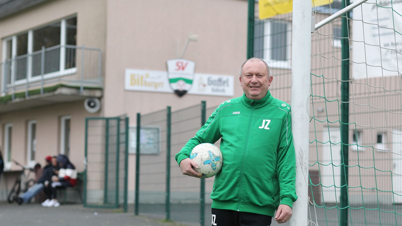 Hans-Jürgen Zawiasa steht mit einem Ball im Tor des SV Allner-Bödingen.