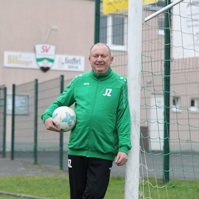 Hans-Jürgen Zawiasa steht mit einem Ball im Tor des SV Allner-Bödingen.