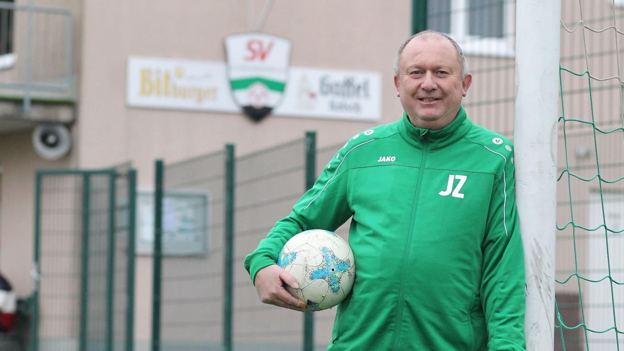 Hans-Jürgen Zawiasa steht mit einem Ball im Tor des SV Allner-Bödingen.