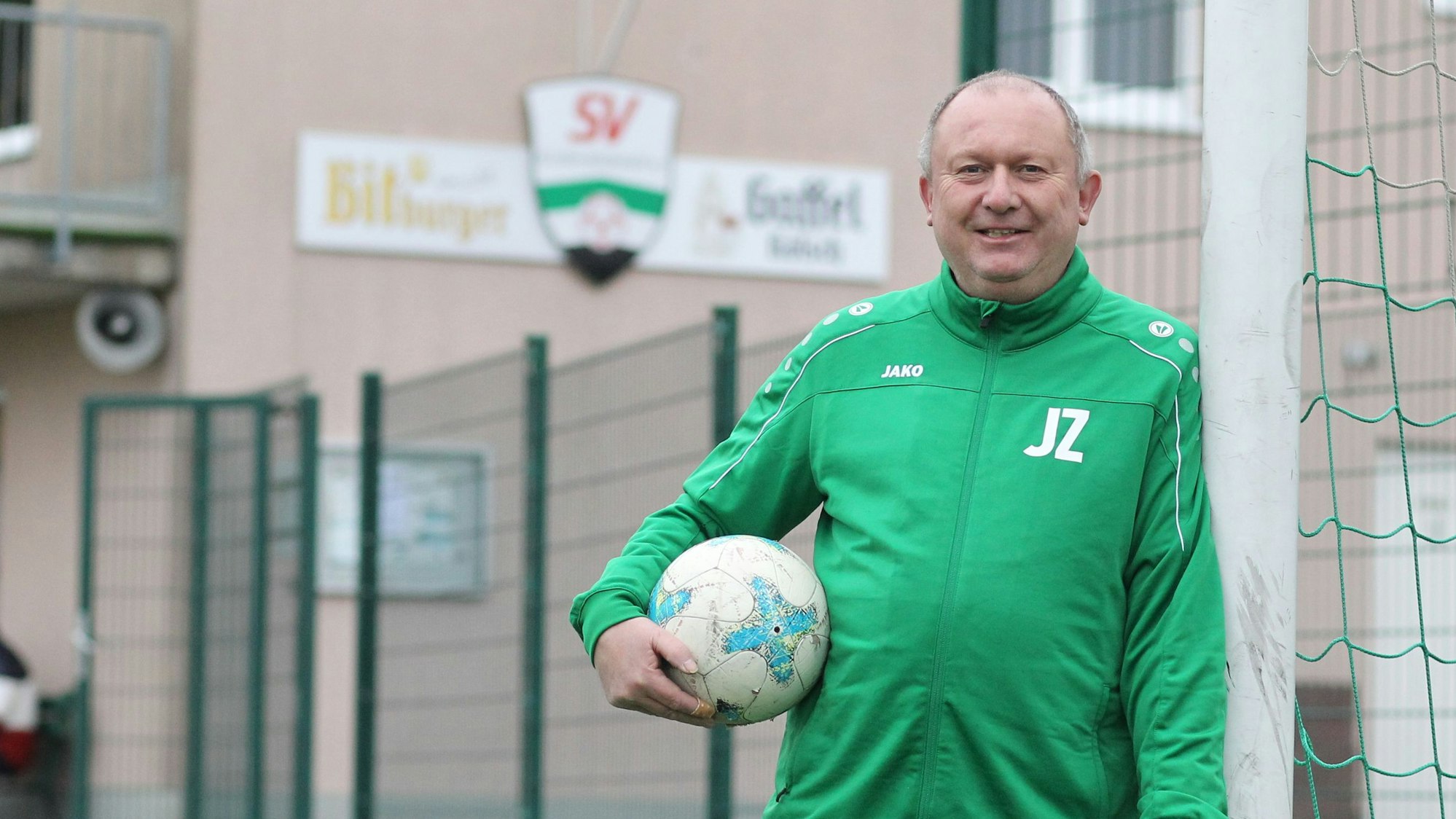 Hans-Jürgen Zawiasa steht mit einem Ball im Tor des SV Allner-Bödingen.