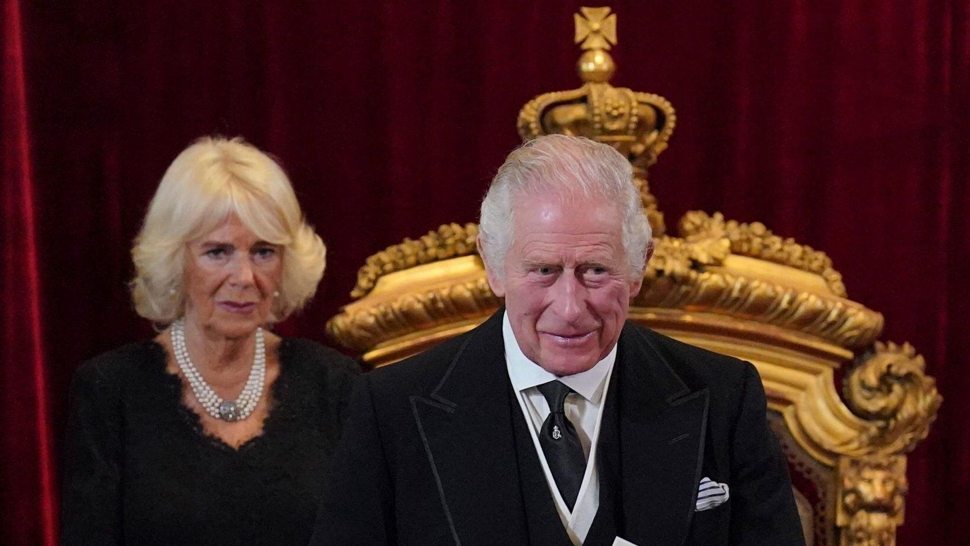 König Charles III. und Königsgemahlin Camilla St. James's Palace (Archivbild)