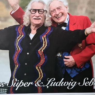 Ludiwg Sebus und Hans Süper stehen nebeneinander