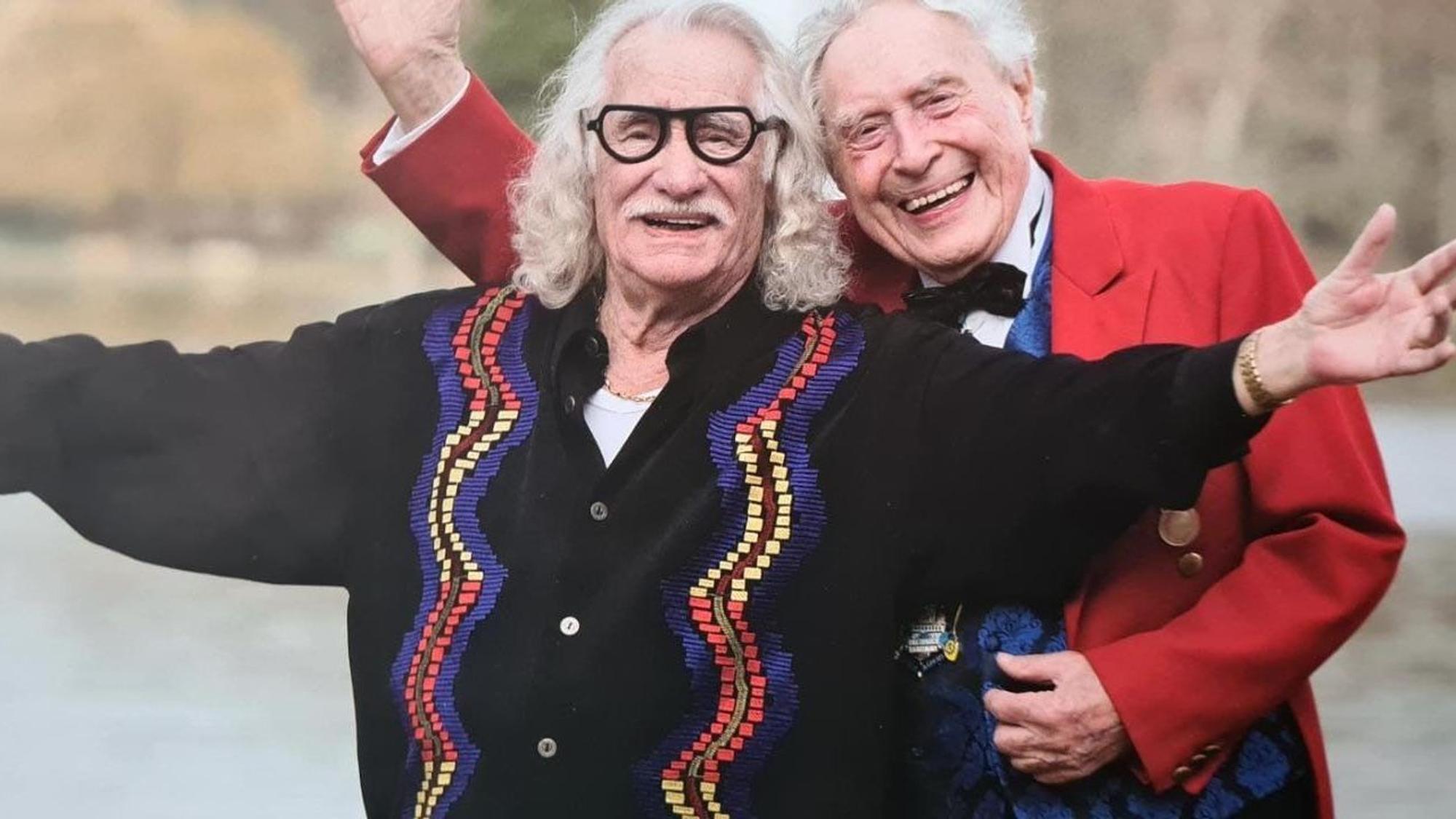 Ludiwg Sebus und Hans Süper stehen nebeneinander
