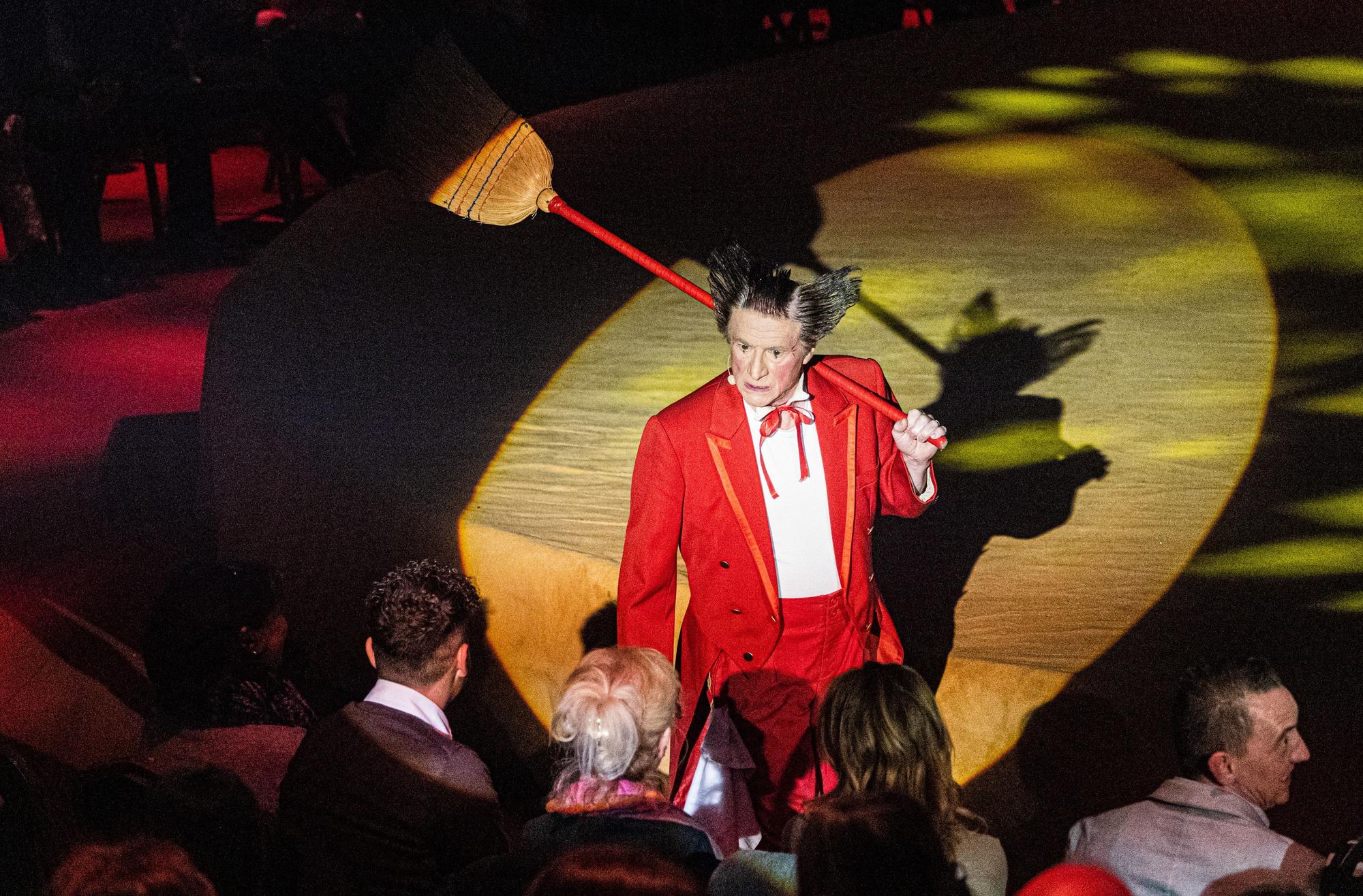Ein Clown des Trios Fumagalli steht in der Manege mit einem Besenstiel.