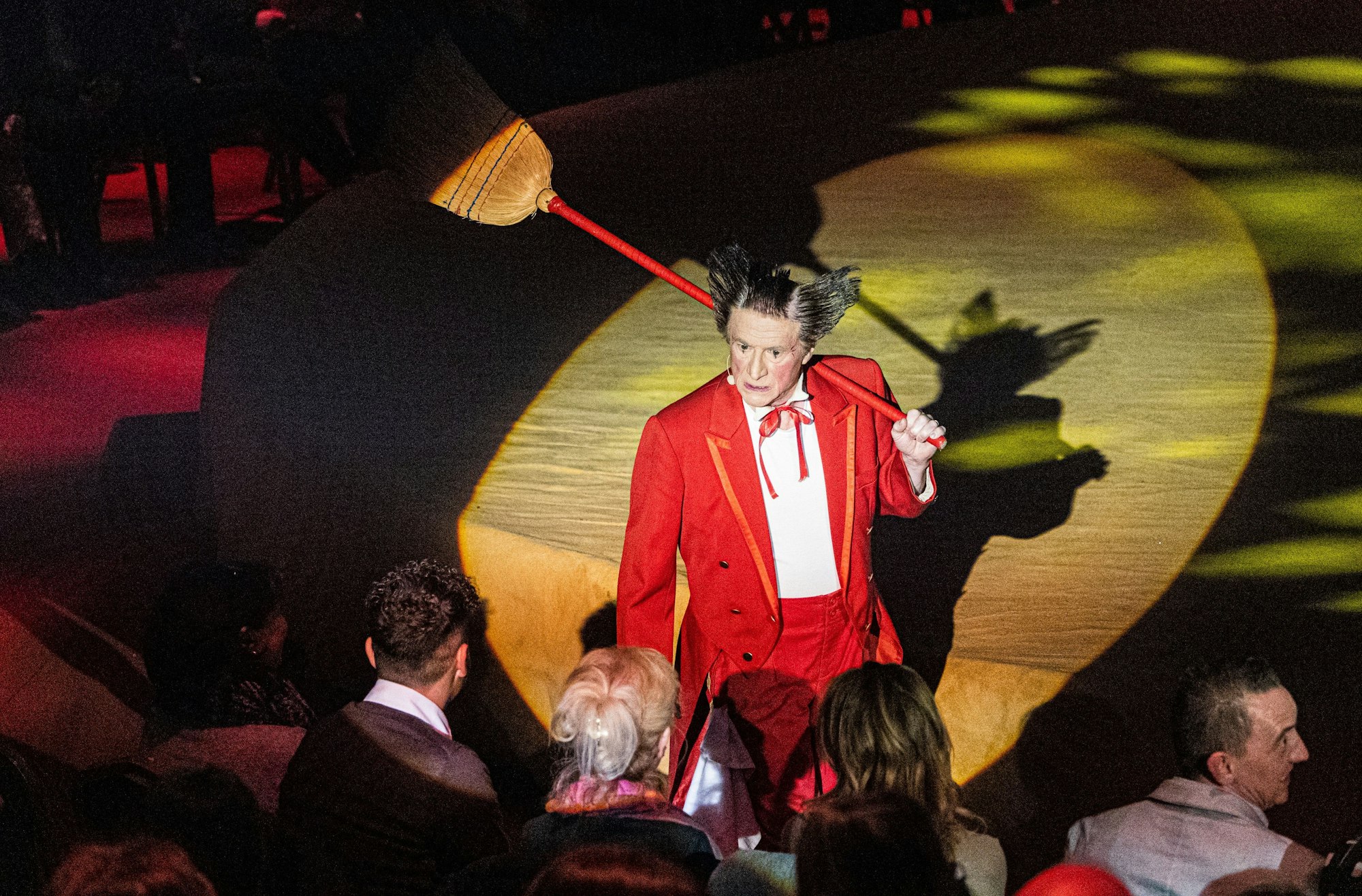 Ein Clown des Trios Fumagalli steht in der Manege mit einem Besenstiel.