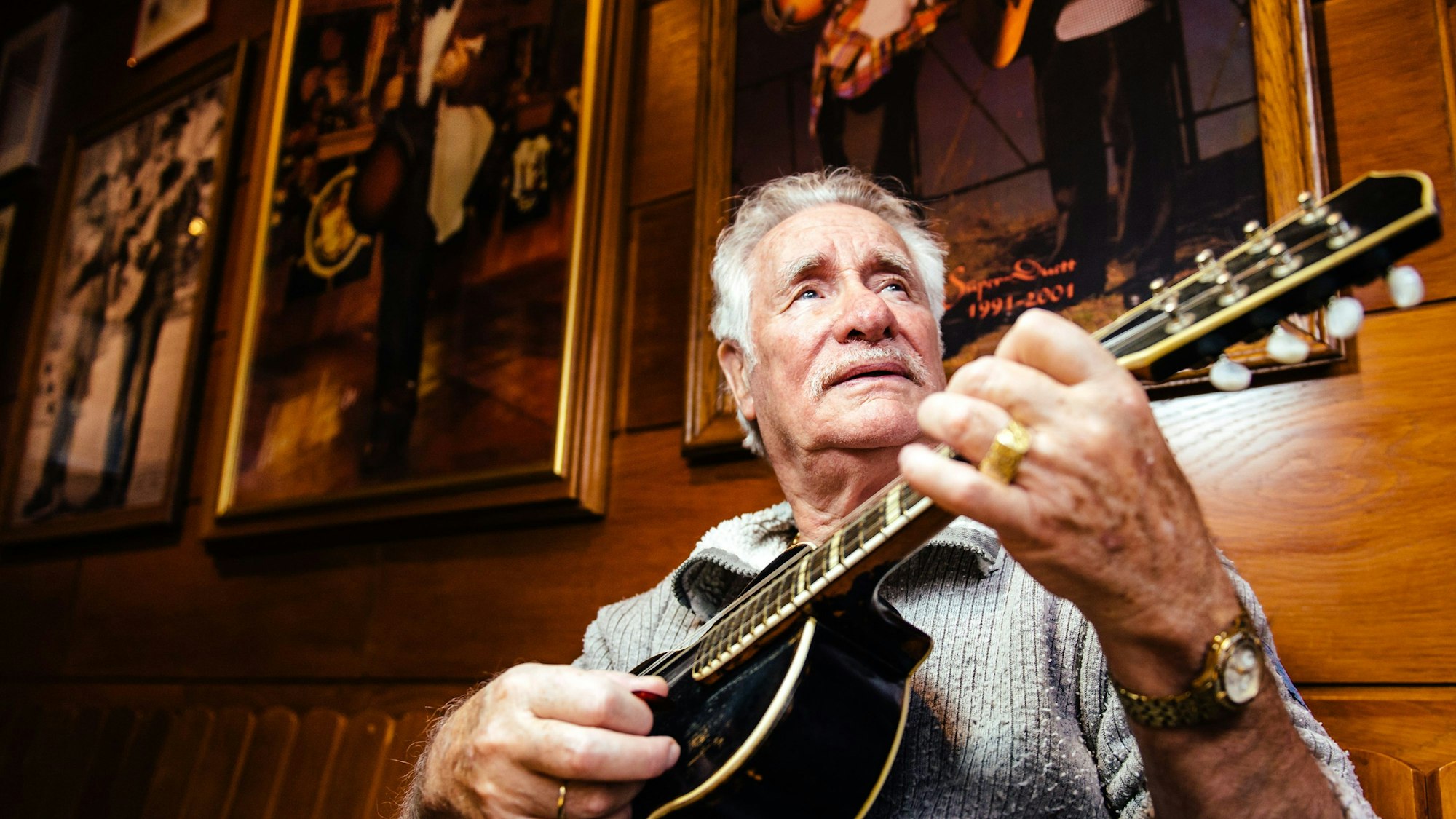 Hans Süper in seiner Stamm Kneipe „Sölzer Klaaf“ in Sülz mit seiner Flitsch